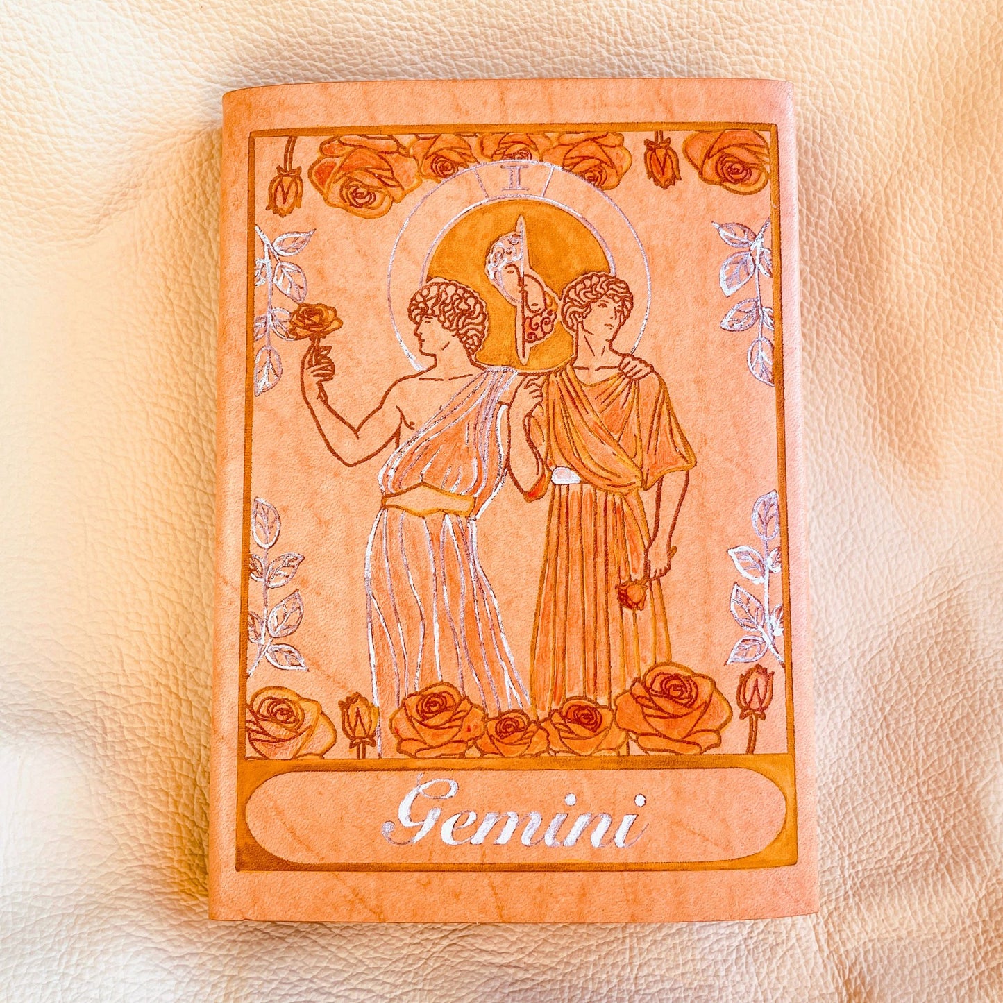 SteamVoyage - copertine per agende A6 in cuoio inciso al laser e dipinto a mano con immagini dei segni zodiacali ispirate ai miti greci - gemelli