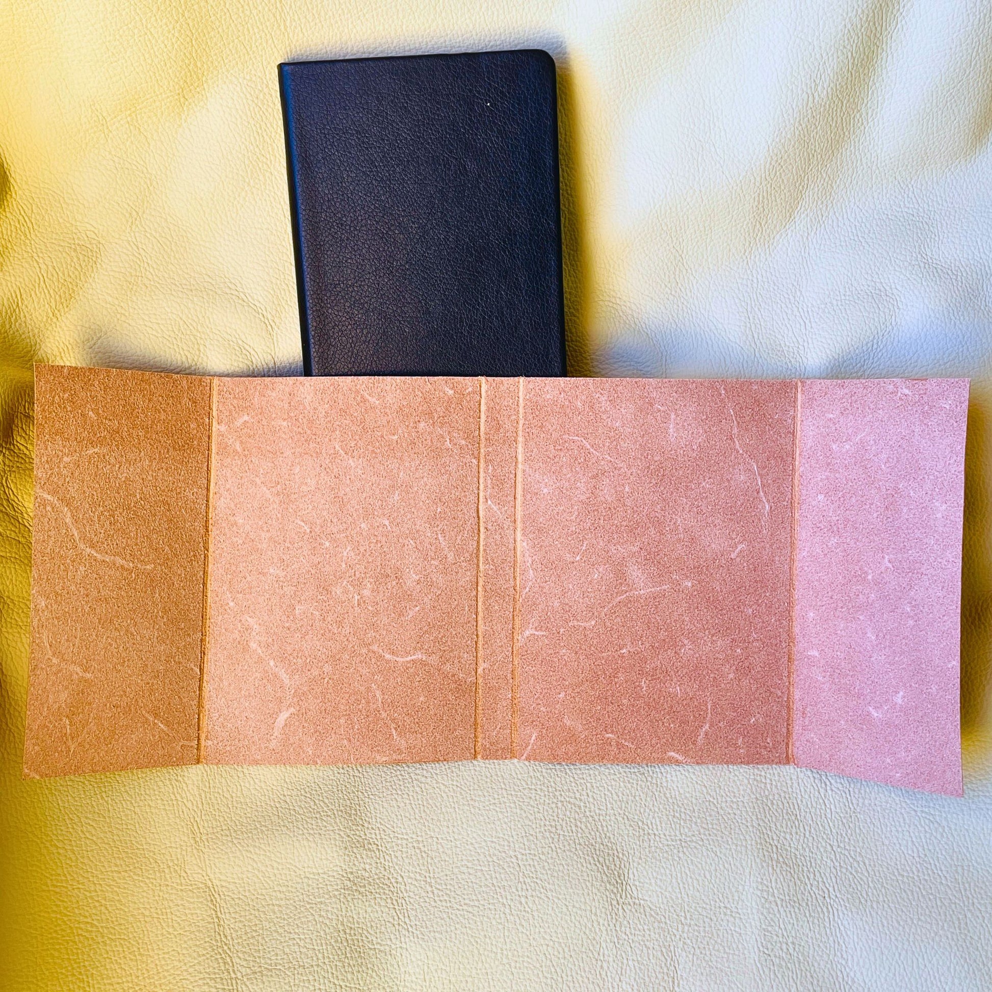 SteamVoyage - copertine per agende A6 in cuoio inciso al laser e dipinto a mano con immagini dei segni zodiacali ispirate ai miti greci - interno