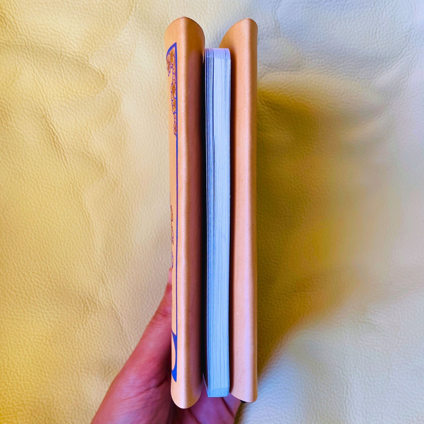 SteamVoyage - copertine per agende A6 in cuoio inciso al laser e dipinto a mano con immagini dei segni zodiacali ispirate ai miti greci - laterale aperto