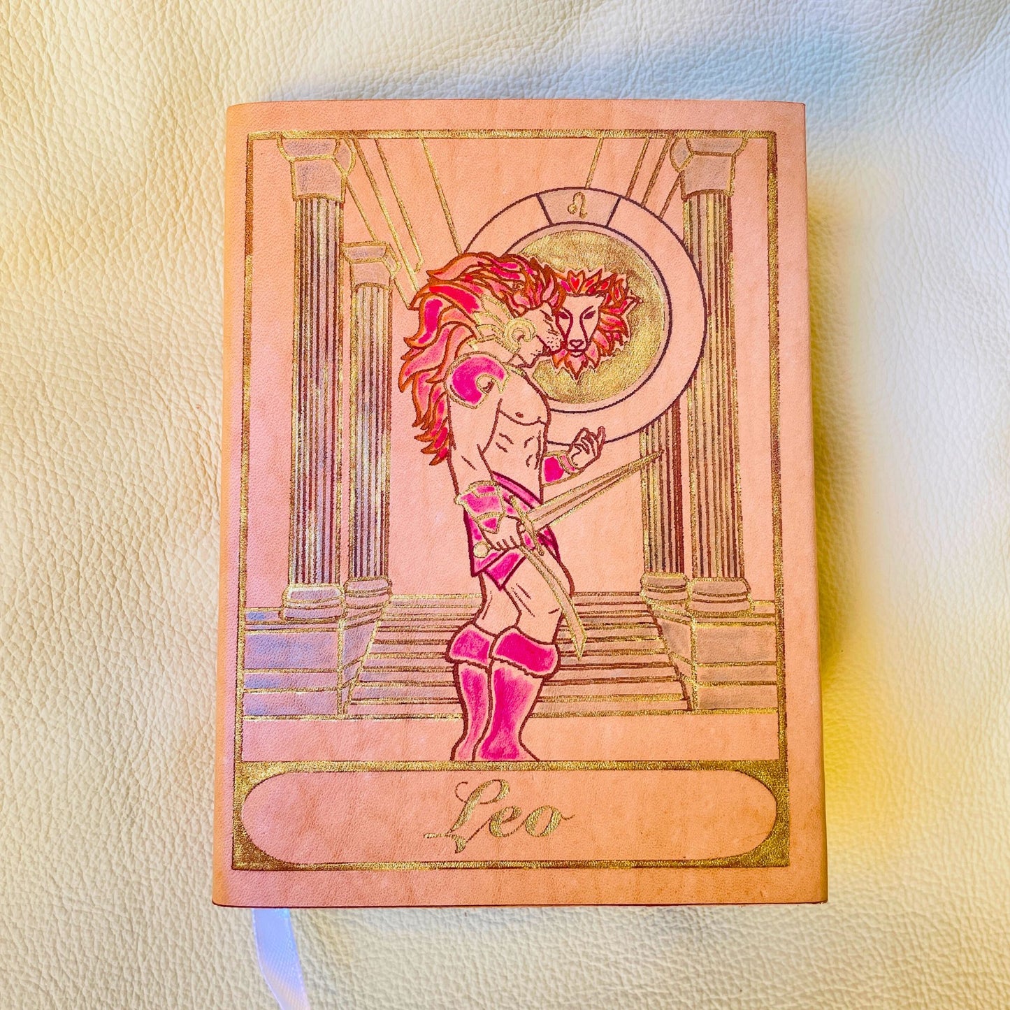 SteamVoyage - copertine per agende A6 in cuoio inciso al laser e dipinto a mano con immagini dei segni zodiacali ispirate ai miti greci - leone