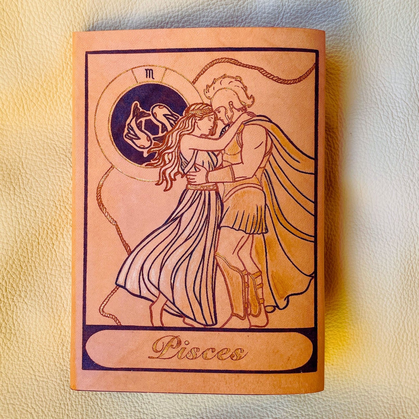 SteamVoyage - copertine per agende A6 in cuoio inciso al laser e dipinto a mano con immagini dei segni zodiacali ispirate ai miti greci - pesci