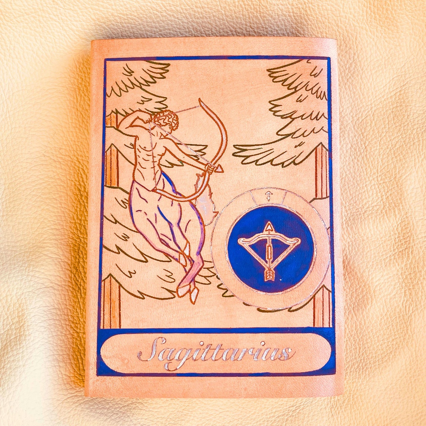 SteamVoyage - copertine per agende A6 in cuoio inciso al laser e dipinto a mano con immagini dei segni zodiacali ispirate ai miti greci - sagittario