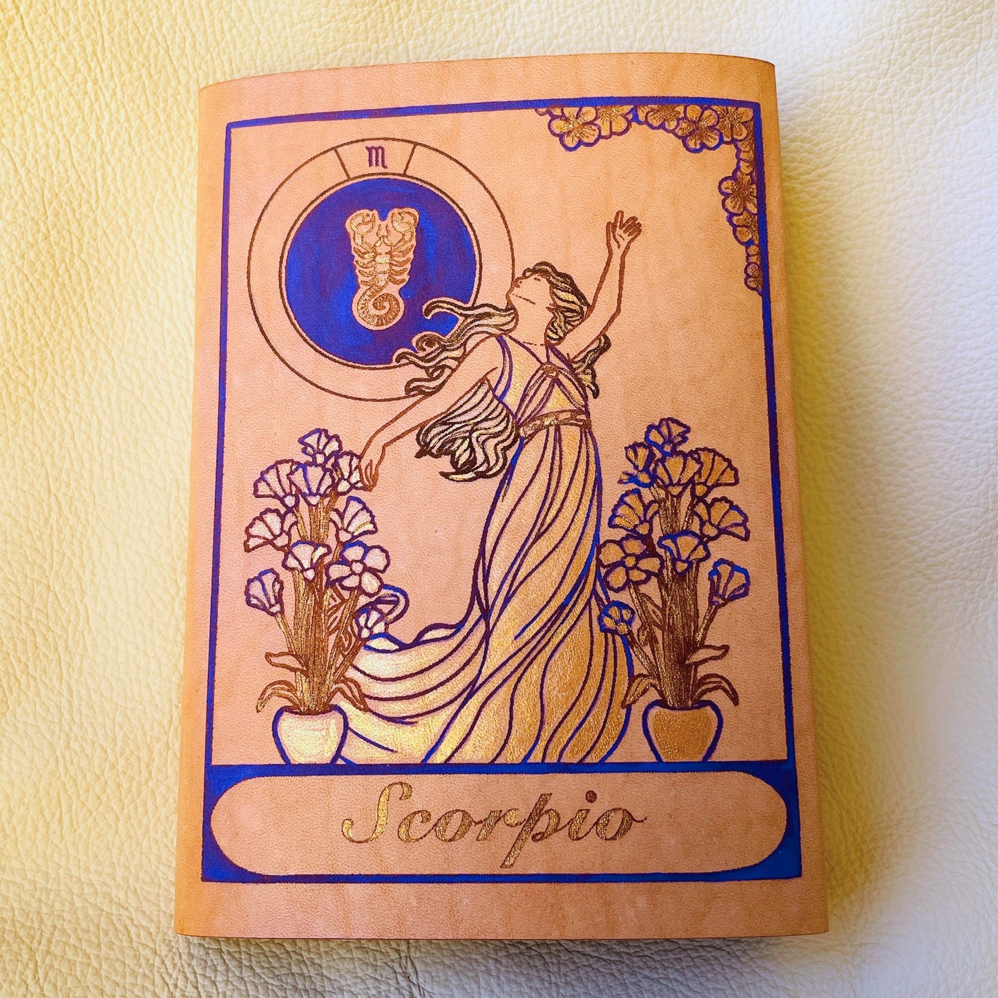 SteamVoyage - copertine per agende A6 in cuoio inciso al laser e dipinto a mano con immagini dei segni zodiacali ispirate ai miti greci - scorpione