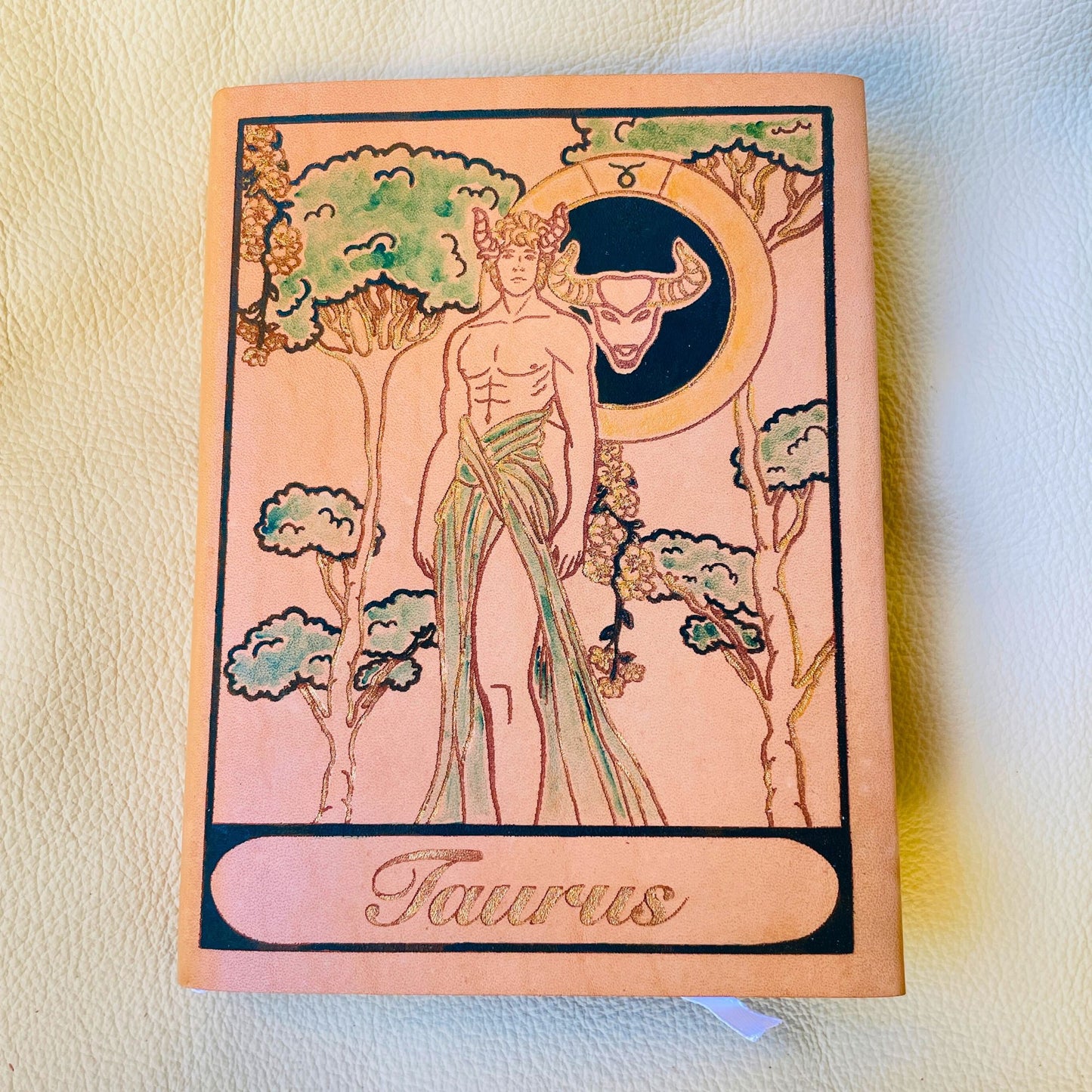 SteamVoyage - copertine per agende A6 in cuoio inciso al laser e dipinto a mano con immagini dei segni zodiacali ispirate ai miti greci - toro