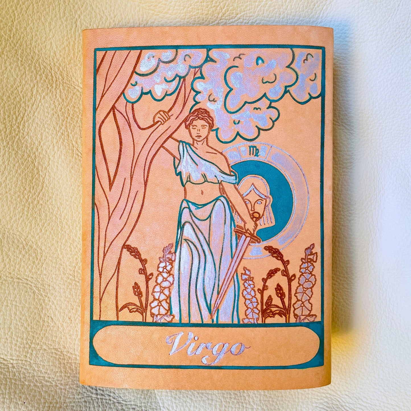 SteamVoyage - copertine per agende A6 in cuoio inciso al laser e dipinto a mano con immagini dei segni zodiacali ispirate ai miti greci - vergine