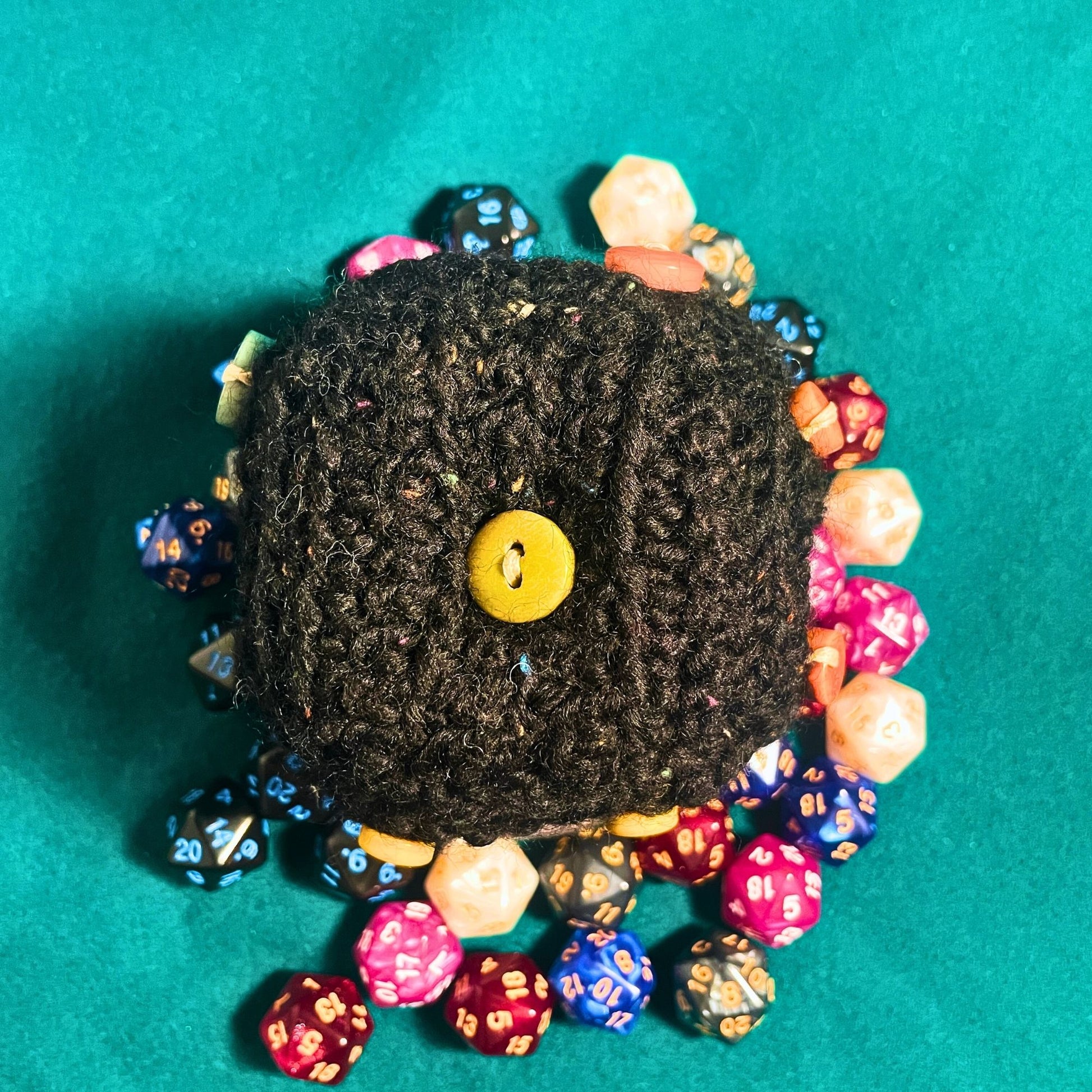 SteamVoyage - dado a sei facce in lana lavorata all'uncinetto con bottoni colorati - d6 da 7cm in lana nera