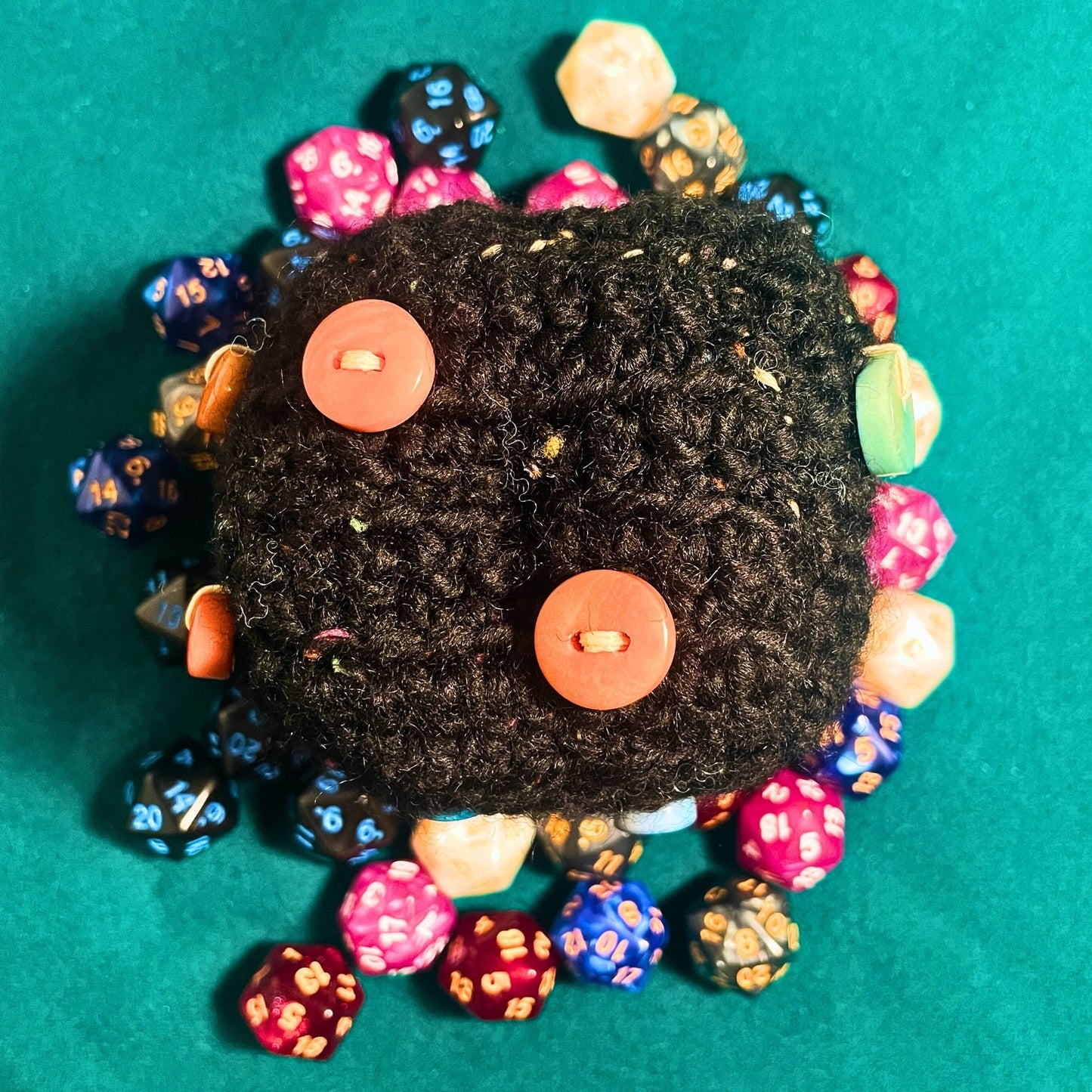SteamVoyage - dado a sei facce in lana lavorata all'uncinetto con bottoni colorati - d6 da 7cm in lana nera