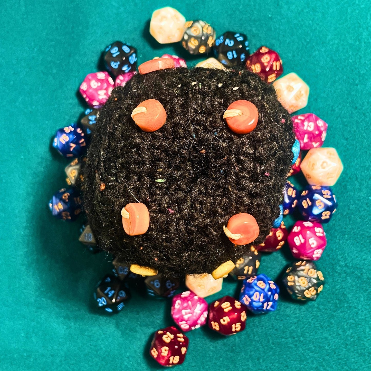 SteamVoyage - dado a sei facce in lana lavorata all'uncinetto con bottoni colorati - d6 da 7cm in lana nera