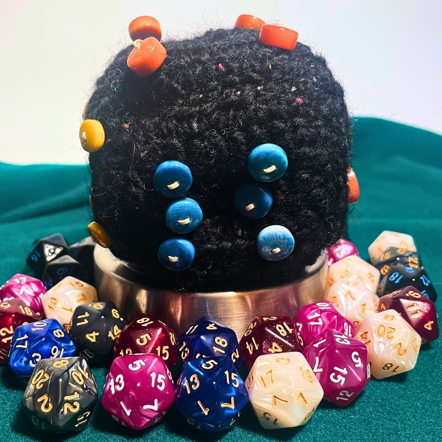 SteamVoyage - dado a sei facce in lana lavorata all'uncinetto con bottoni colorati - d6 da 7cm in lana nera