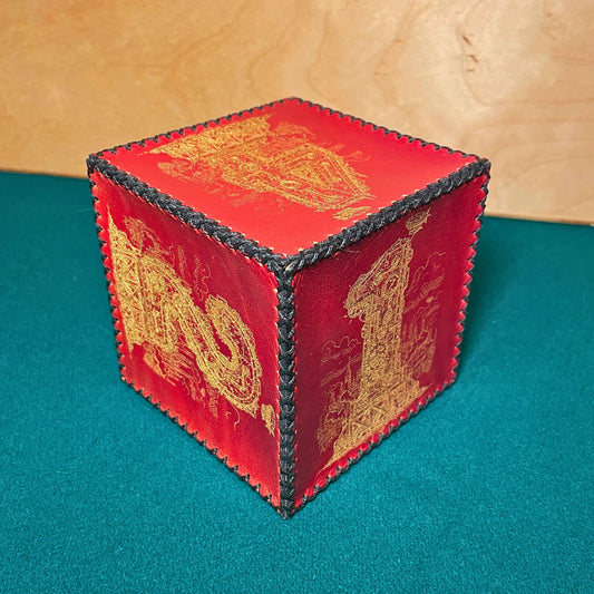 SteamVoyage - dado a sei facce in cuoio rosso cucito a mano con numeri dorati in stile steampunk incisi al laser 