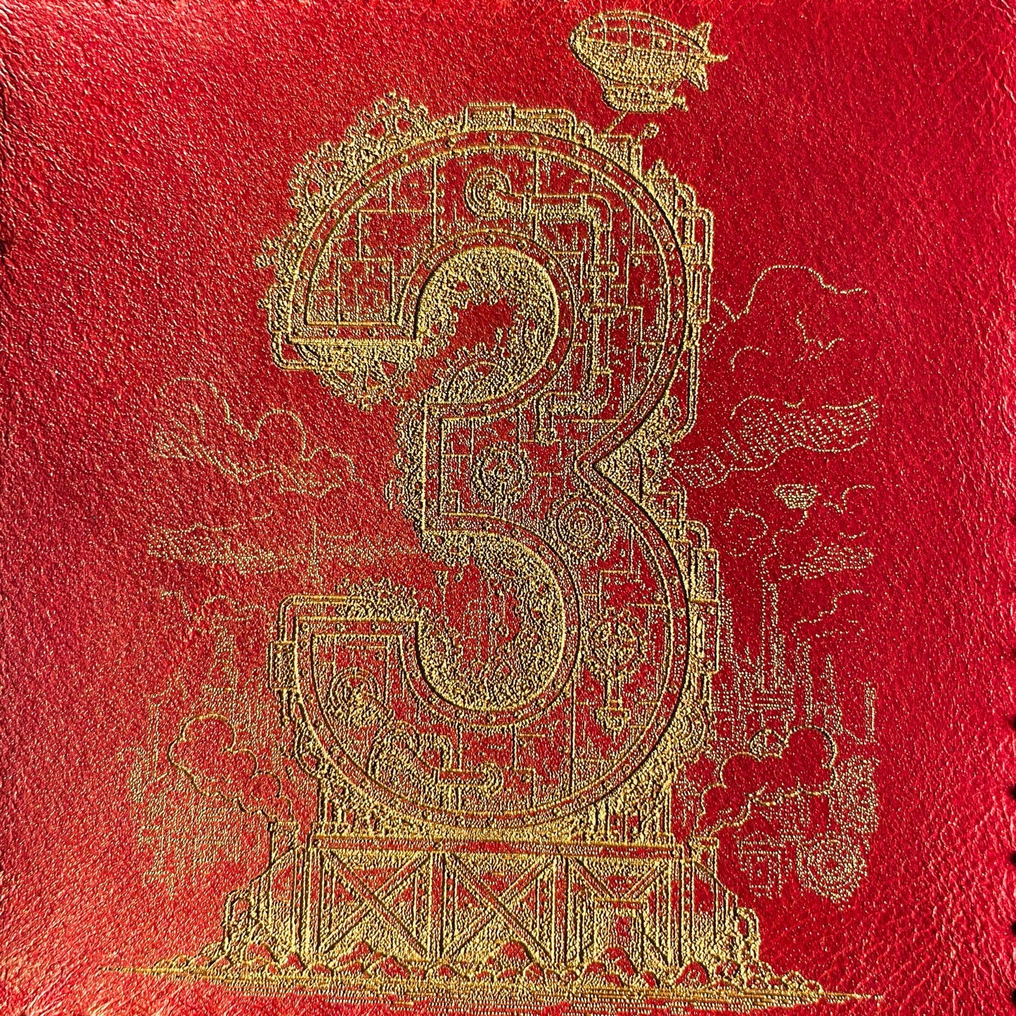 SteamVoyage - dado a sei facce in cuoio rosso cucito a mano con numeri dorati in stile steampunk incisi al laser 