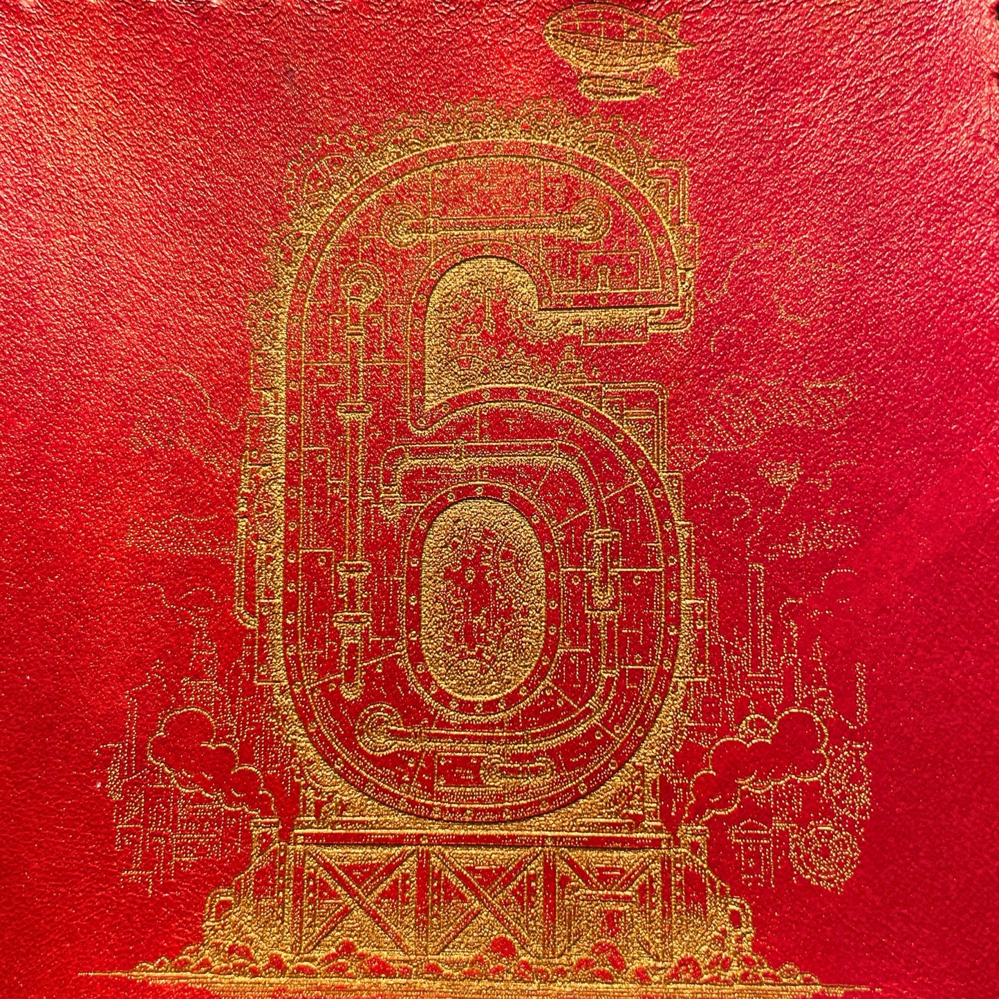 SteamVoyage - dado a sei facce in cuoio rosso cucito a mano con numeri dorati in stile steampunk incisi al laser 