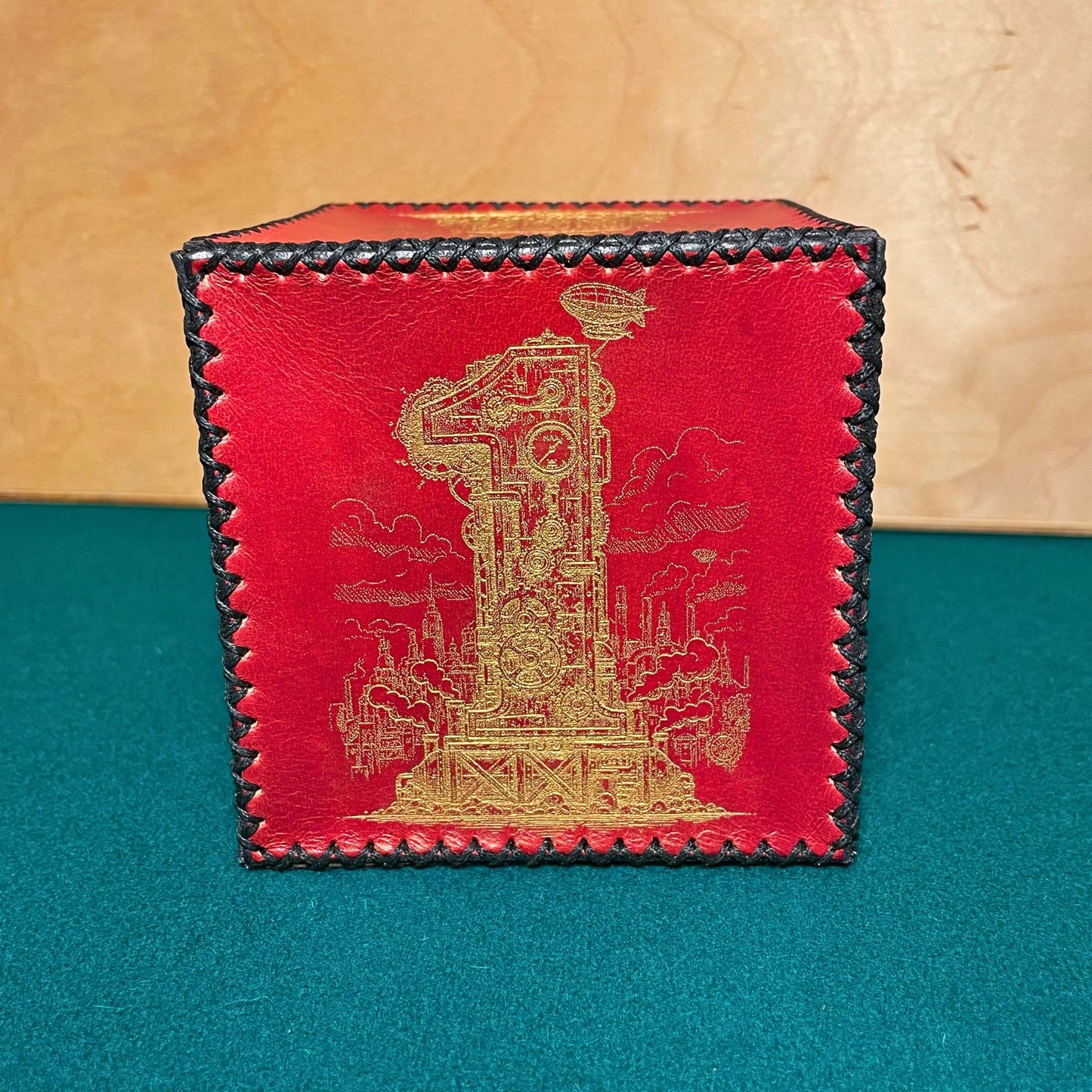 SteamVoyage - dado a sei facce in cuoio rosso cucito a mano con numeri dorati in stile steampunk incisi al laser 
