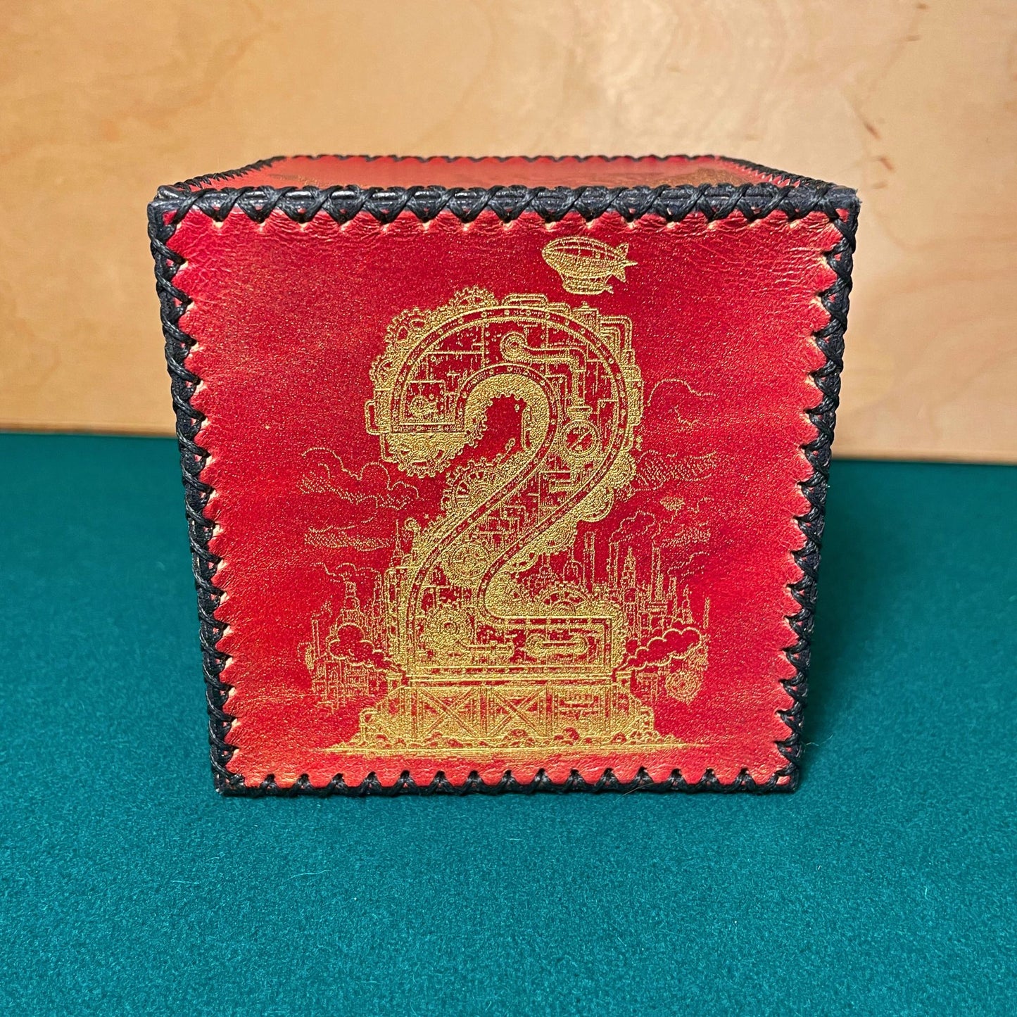 SteamVoyage - dado a sei facce in cuoio rosso cucito a mano con numeri dorati in stile steampunk incisi al laser 