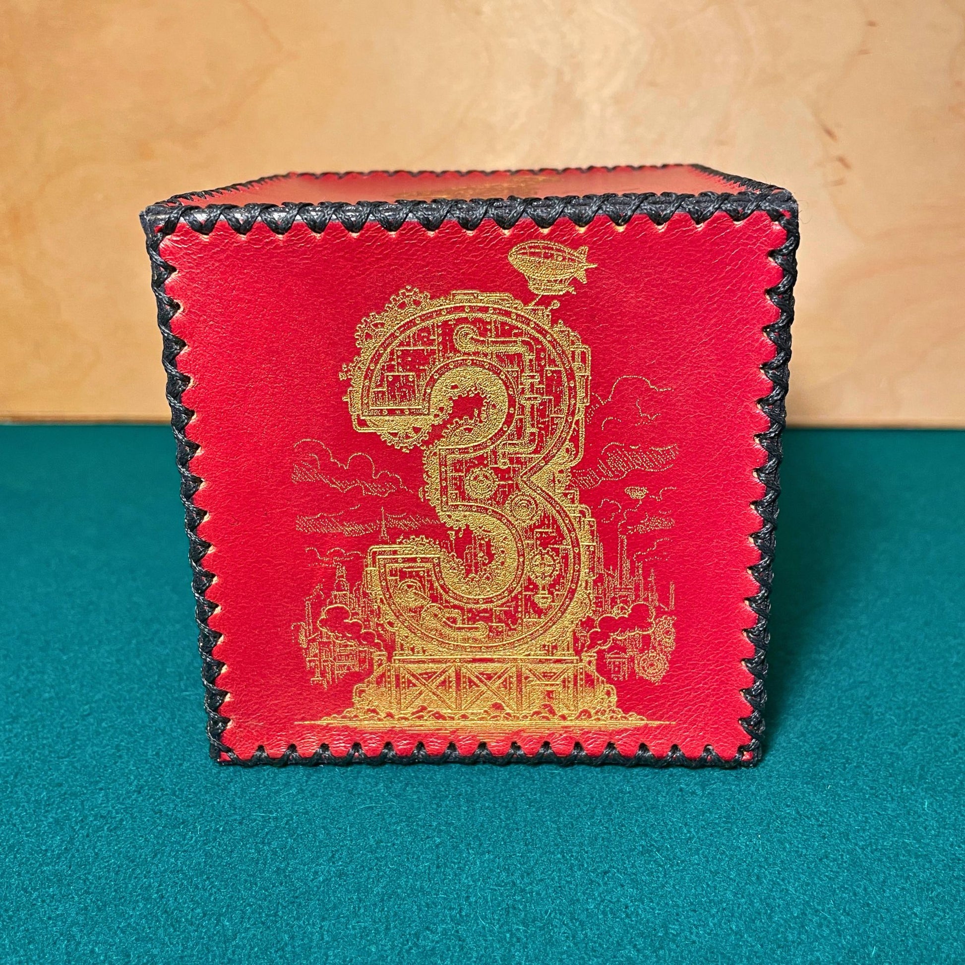 SteamVoyage - dado a sei facce in cuoio rosso cucito a mano con numeri dorati in stile steampunk incisi al laser 