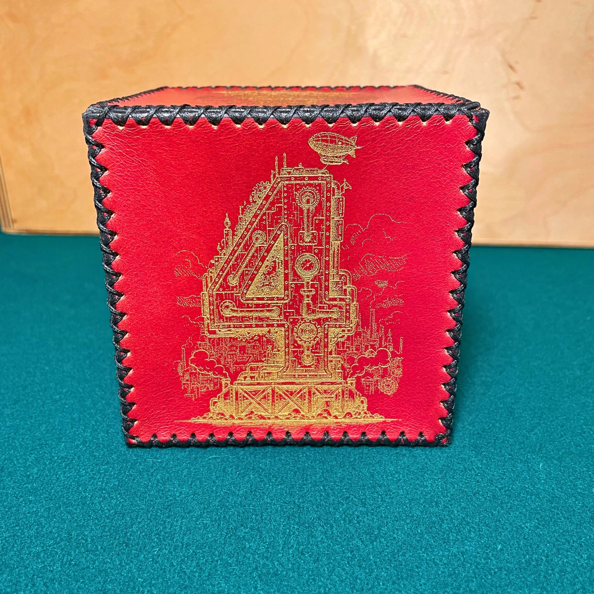 SteamVoyage - dado a sei facce in cuoio rosso cucito a mano con numeri dorati in stile steampunk incisi al laser 