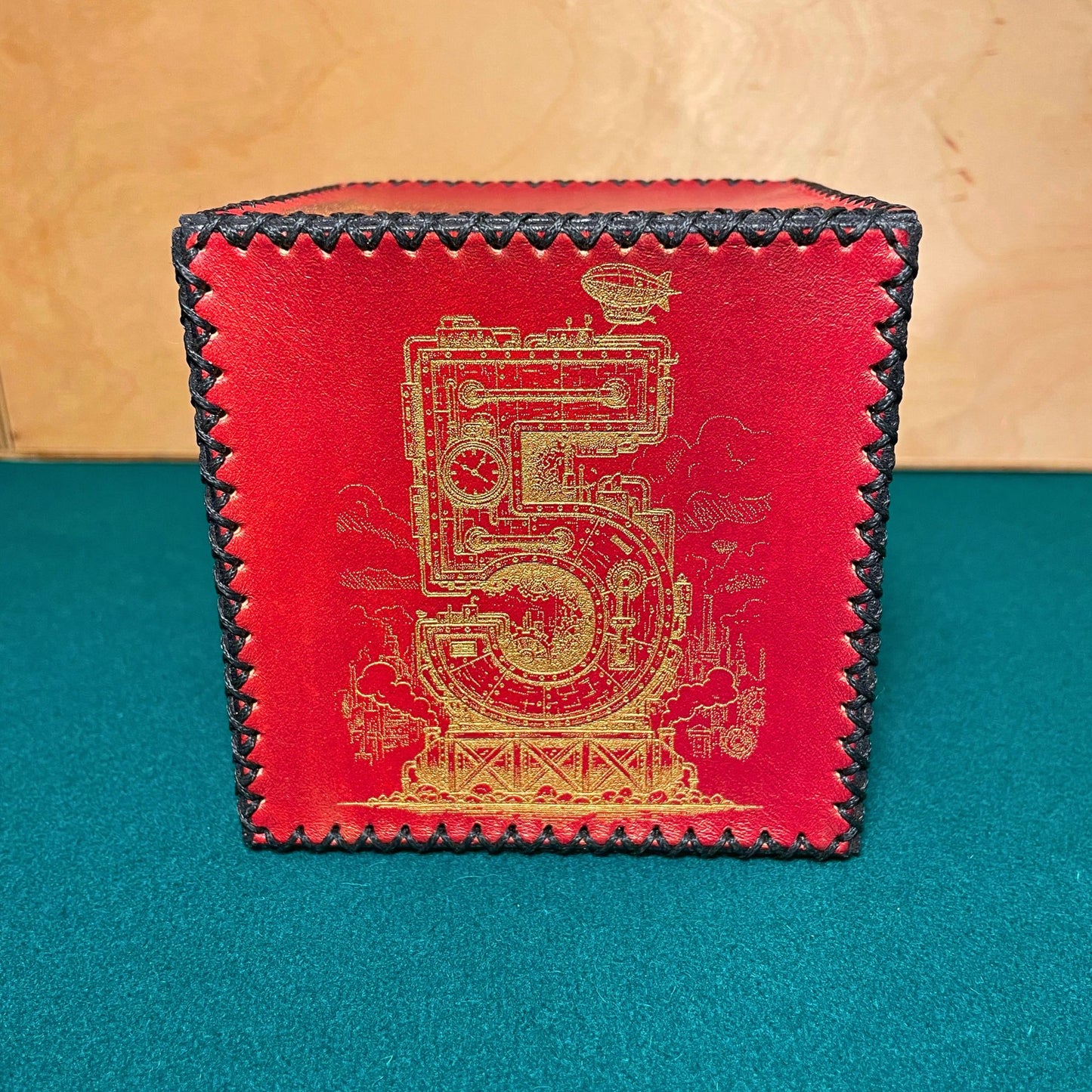 SteamVoyage - dado a sei facce in cuoio rosso cucito a mano con numeri dorati in stile steampunk incisi al laser 