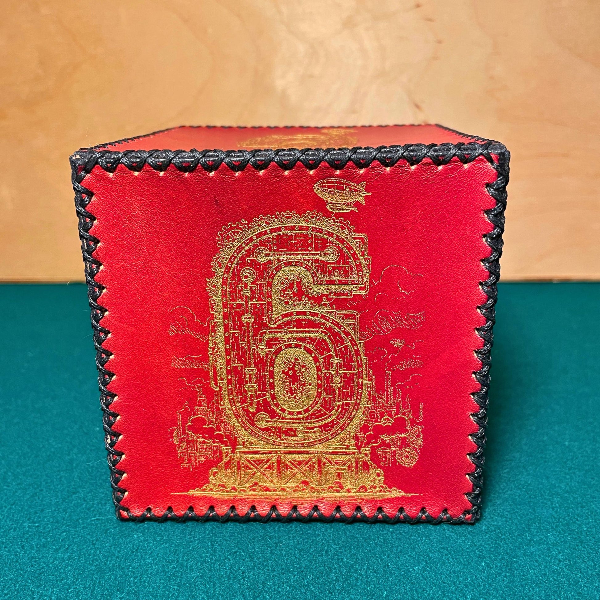 SteamVoyage - dado a sei facce in cuoio rosso cucito a mano con numeri dorati in stile steampunk incisi al laser 