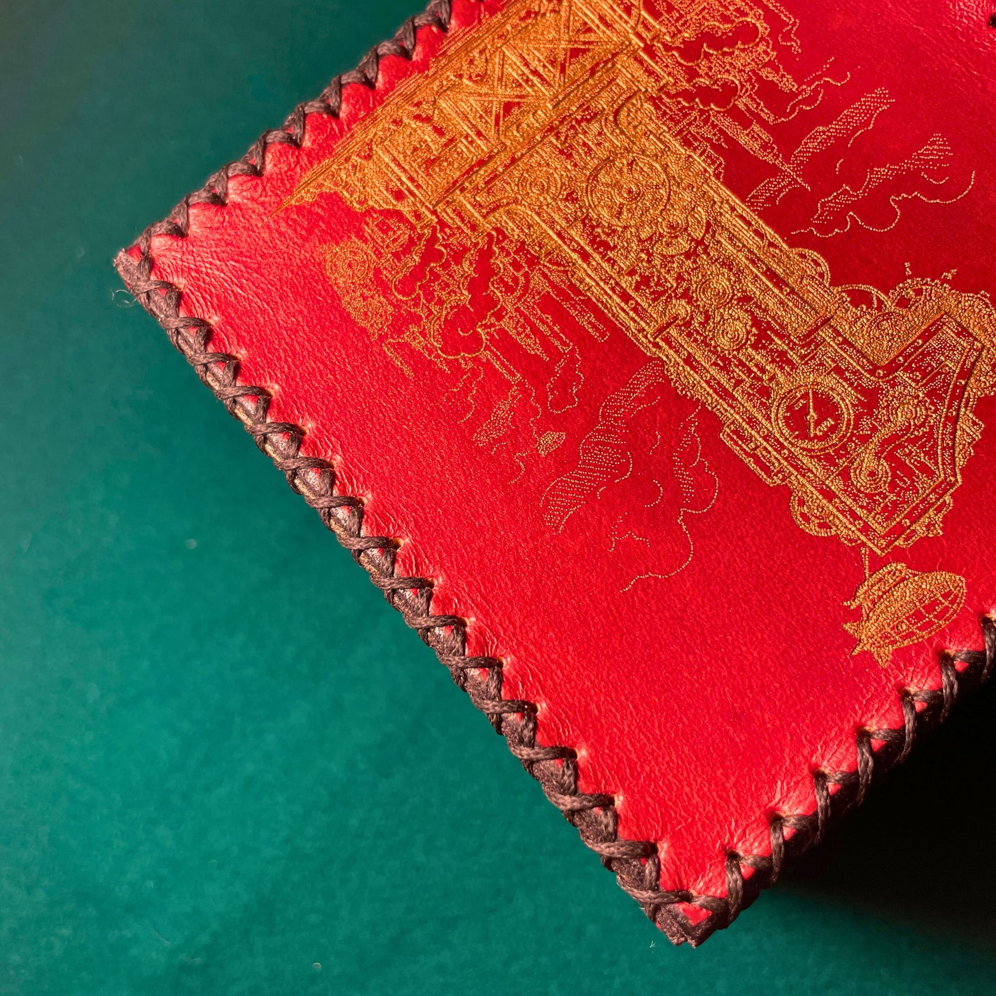 SteamVoyage - dado a sei facce in cuoio rosso cucito a mano con numeri dorati in stile steampunk incisi al laser 