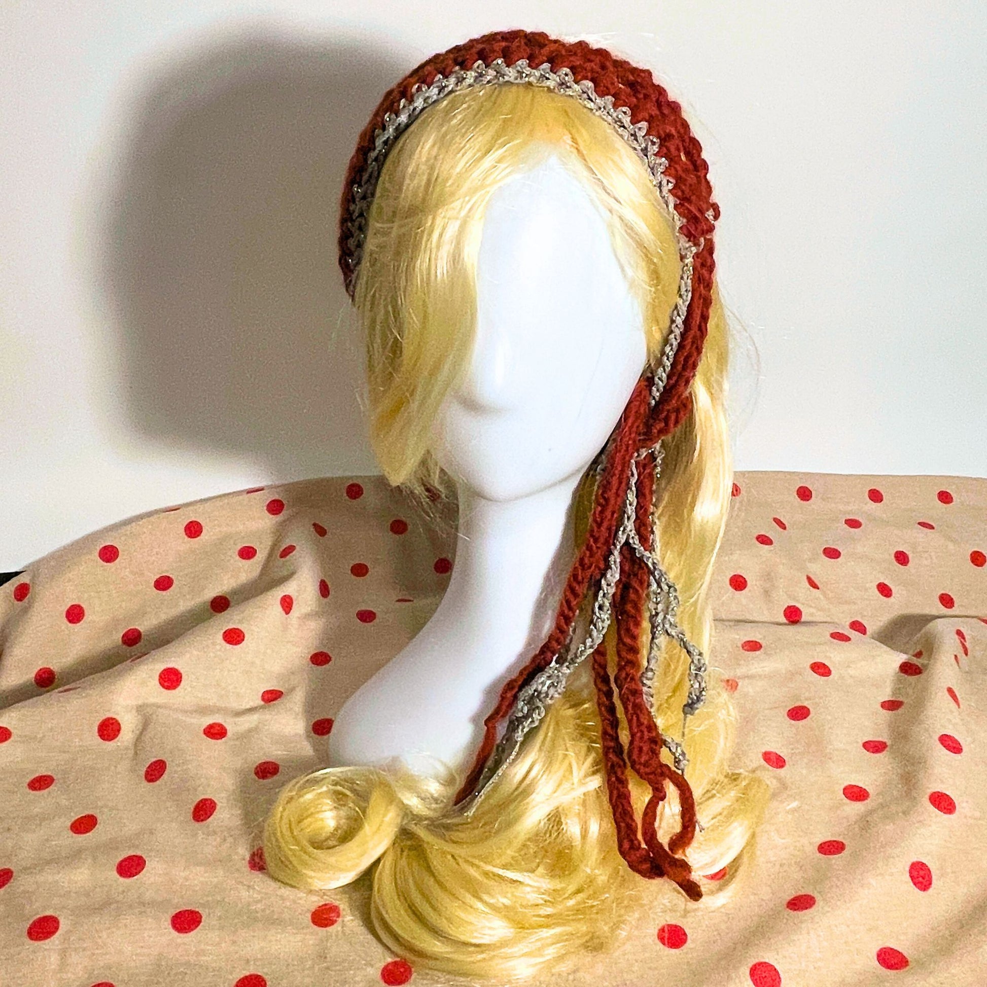 SteamVoyage - fascia per capelli in lana rossa e cordino argentato lavorati all'uncinetto con punto rete 