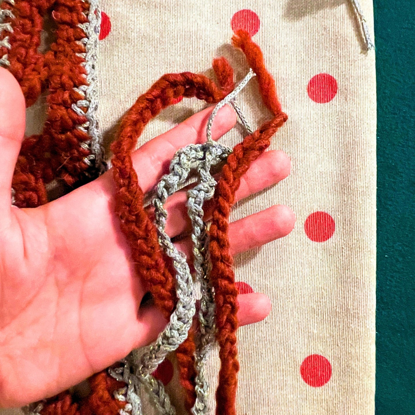 SteamVoyage - fascia per capelli in lana rossa e cordino argentato lavorati all'uncinetto con punto rete 