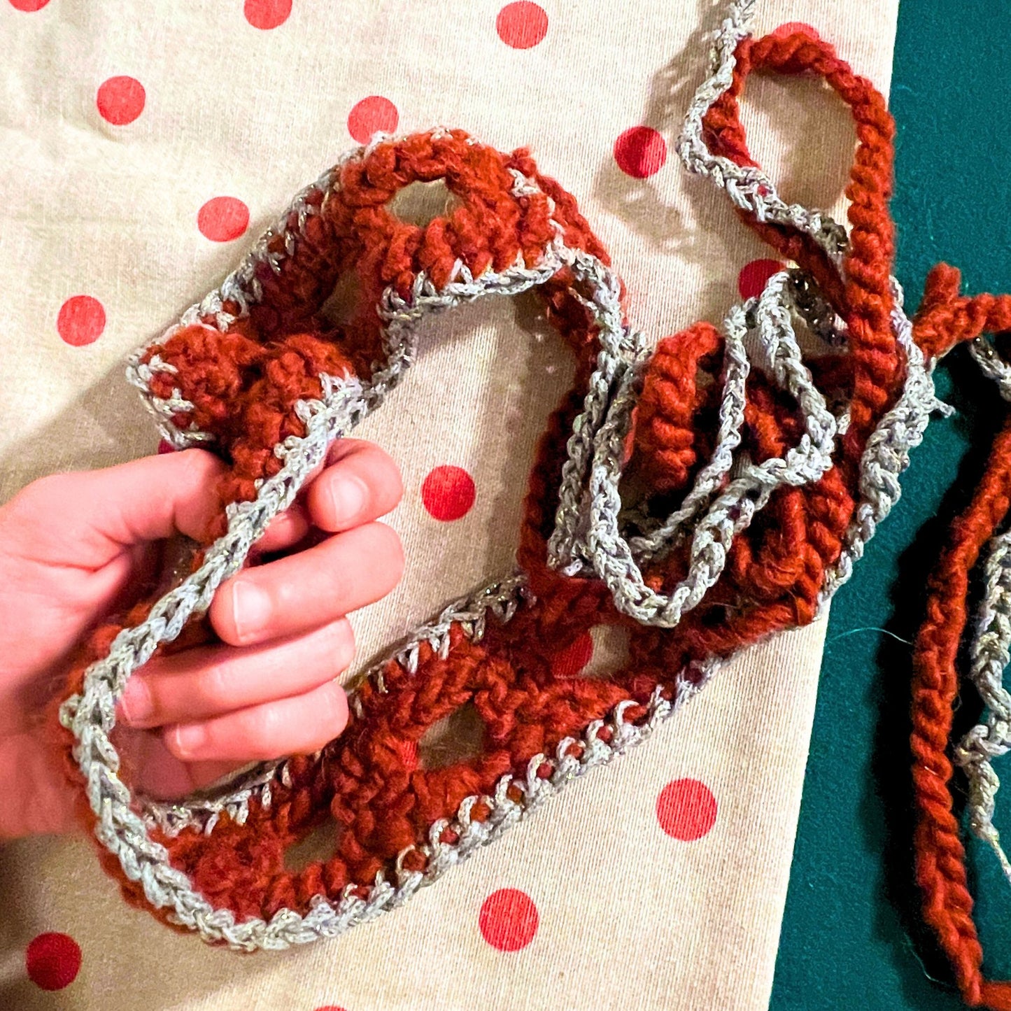 SteamVoyage - fascia per capelli in lana rossa e cordino argentato lavorati all'uncinetto con punto rete 