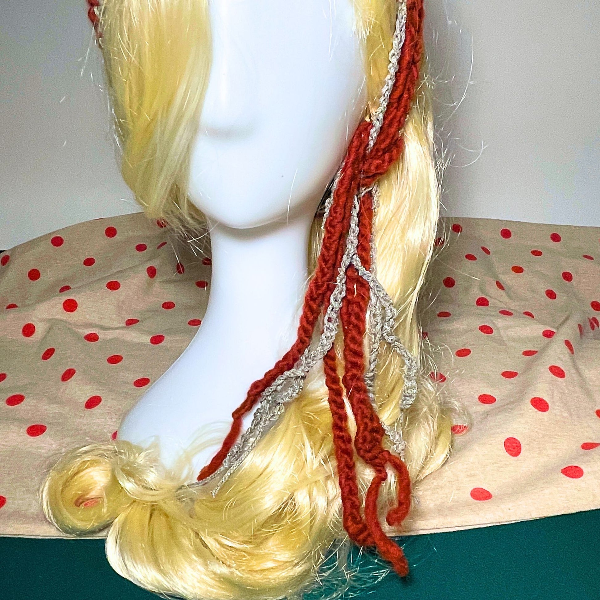 SteamVoyage - fascia per capelli in lana rossa e cordino argentato lavorati all'uncinetto con punto rete 