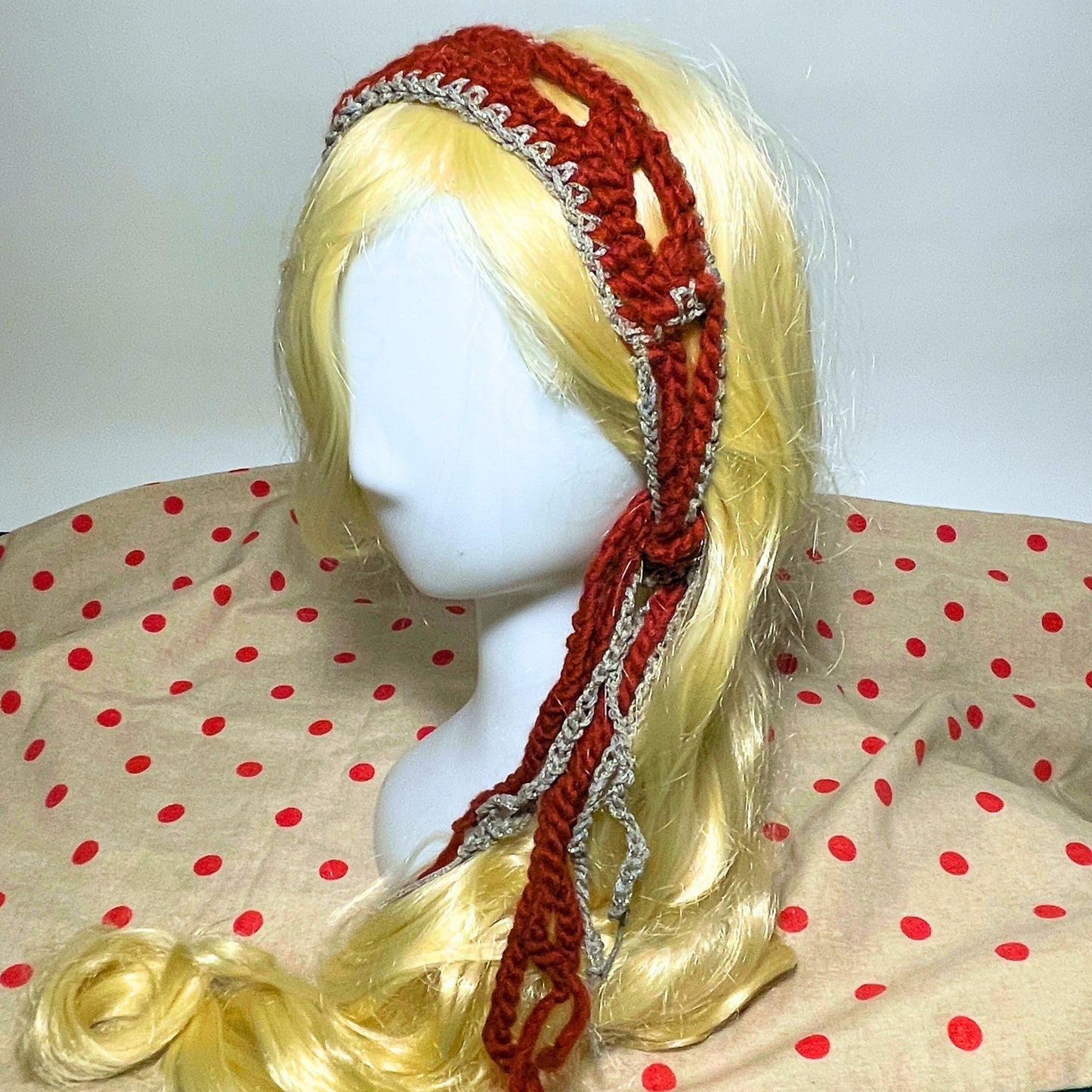 SteamVoyage - fascia per capelli in lana rossa e cordino argentato lavorati all'uncinetto con punto rete 