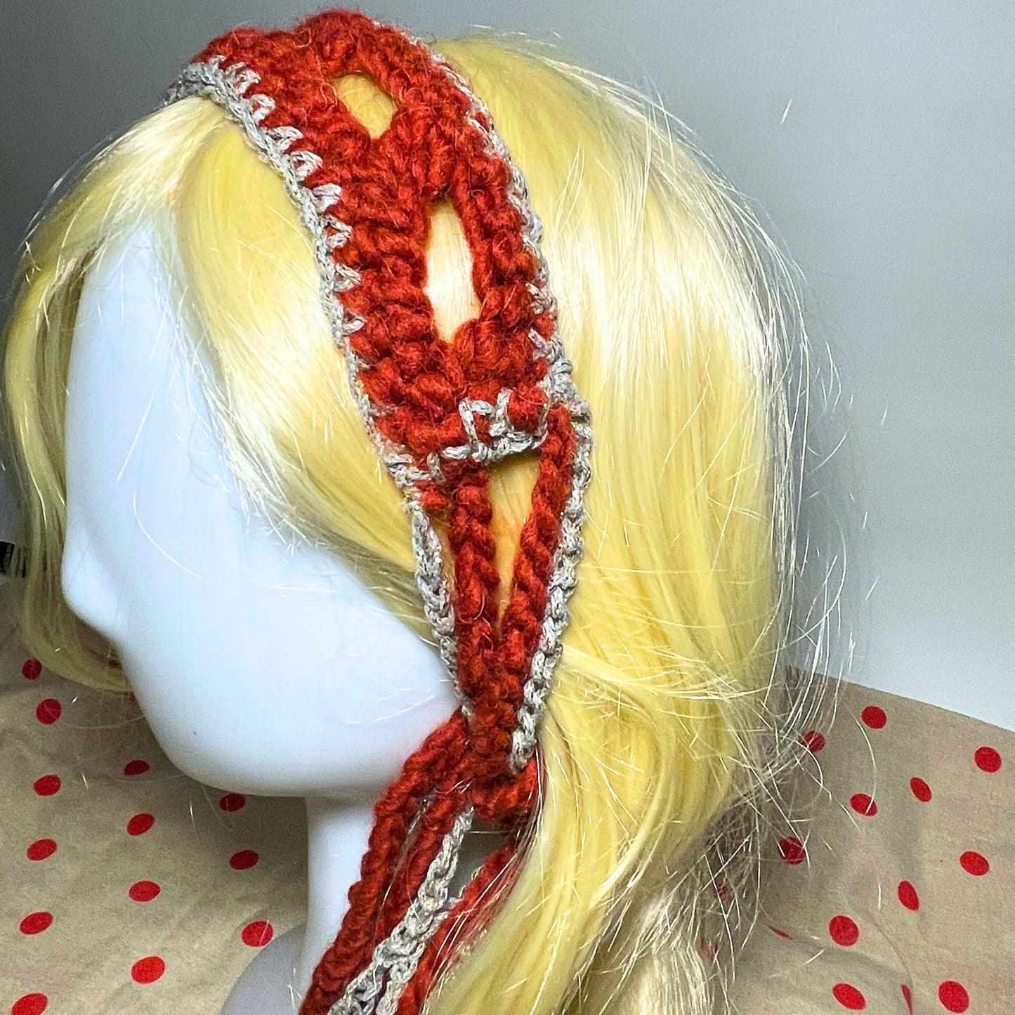 SteamVoyage - fascia per capelli in lana rossa e cordino argentato lavorati all'uncinetto con punto rete 