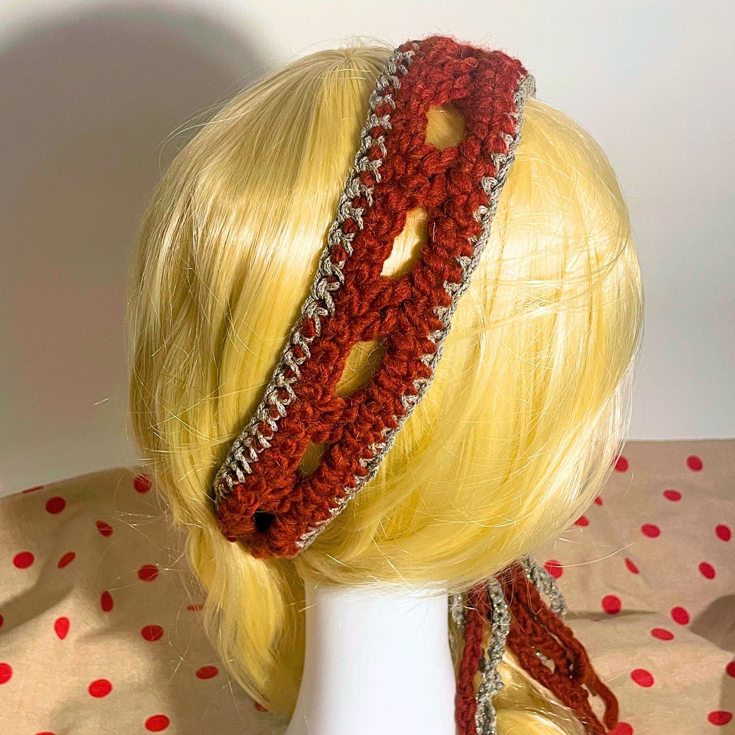 SteamVoyage - fascia per capelli in lana rossa e cordino argentato lavorati all'uncinetto con punto rete 