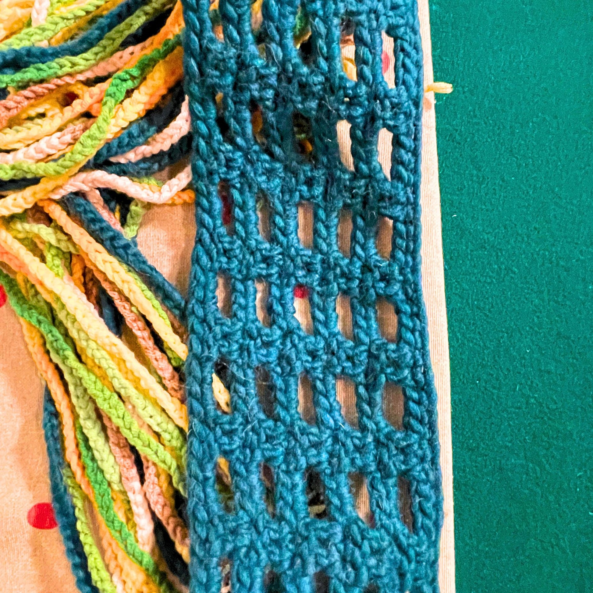 SteamVoyage - fascia per capelli lunghi in lana verde, gialla e marrone lavorata all'uncinetto con punto rete e decorata con passamaneria colorata