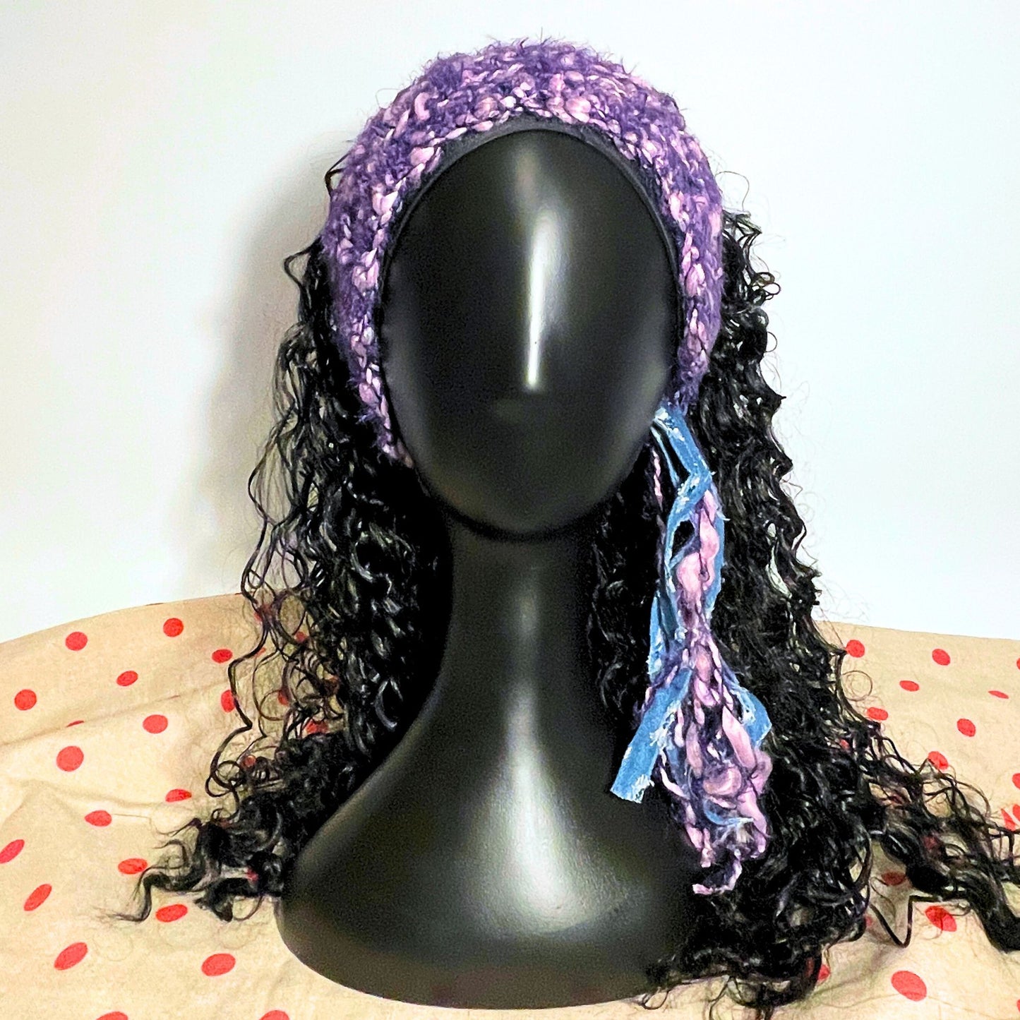 SteamVoyage - fascia per capelli lunghi in lana viola lavorata all'uncinetto con punto rete e decorata con strisce in denim