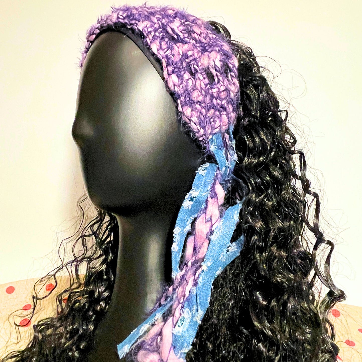 SteamVoyage - fascia per capelli lunghi in lana viola lavorata all'uncinetto con punto rete e decorata con strisce in denim