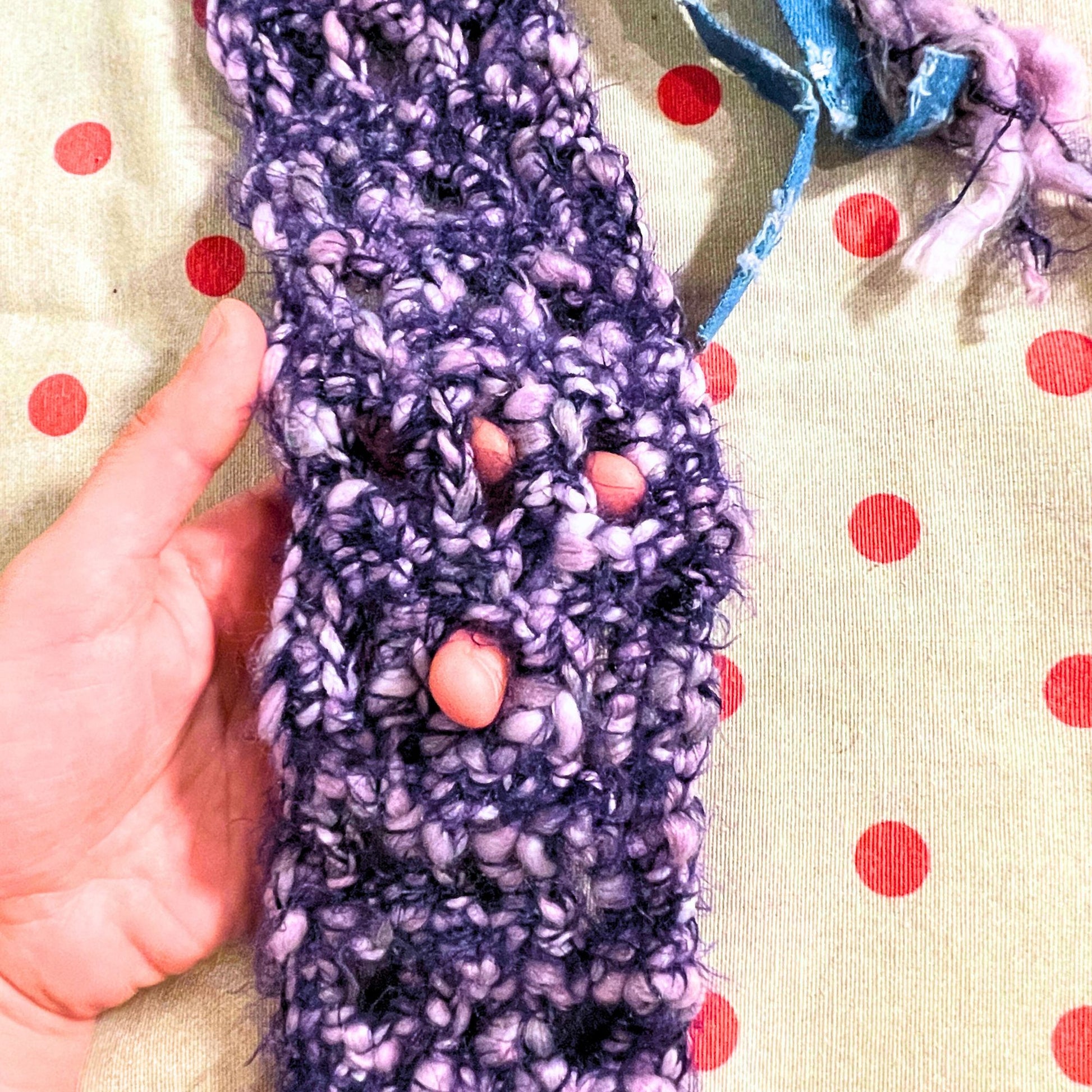 SteamVoyage - fascia per capelli lunghi in lana viola lavorata all'uncinetto con punto rete e decorata con strisce in denim