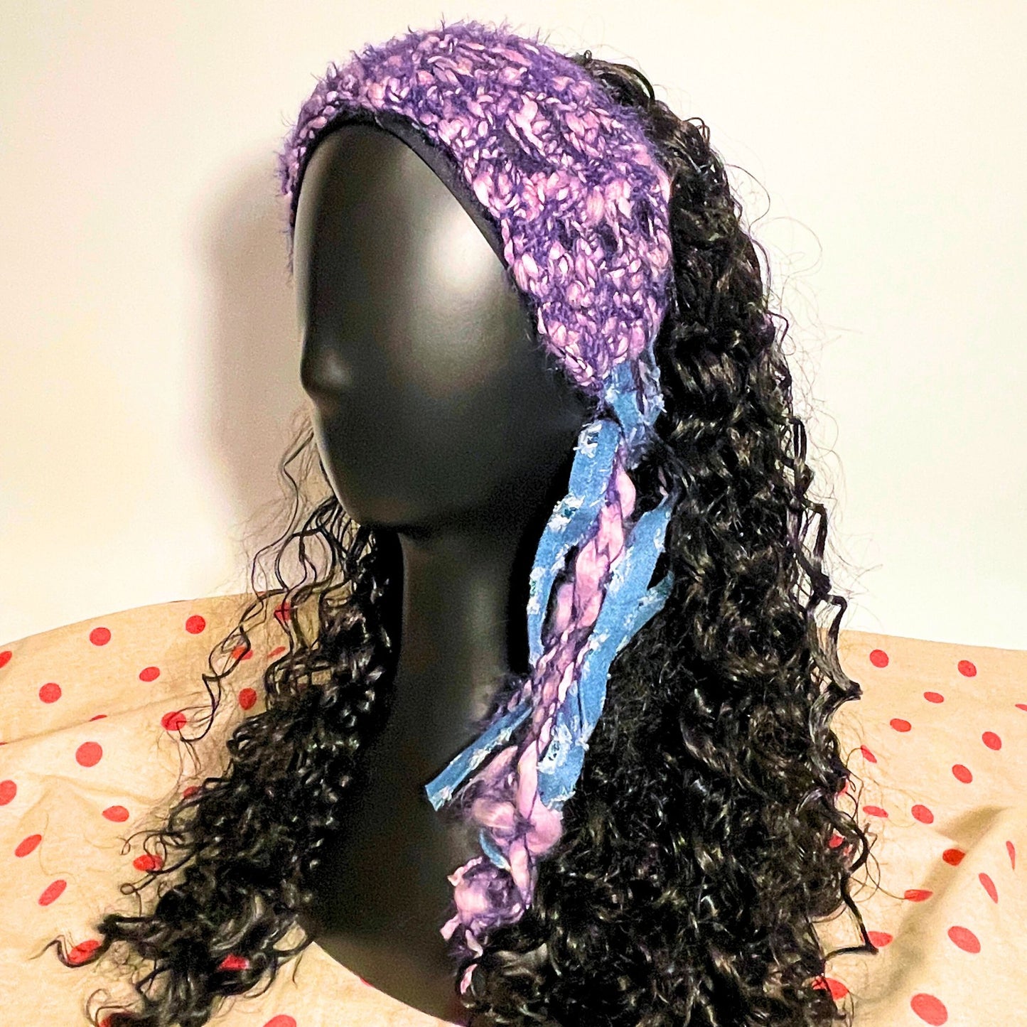 SteamVoyage - fascia per capelli lunghi in lana viola lavorata all'uncinetto con punto rete e decorata con strisce in denim