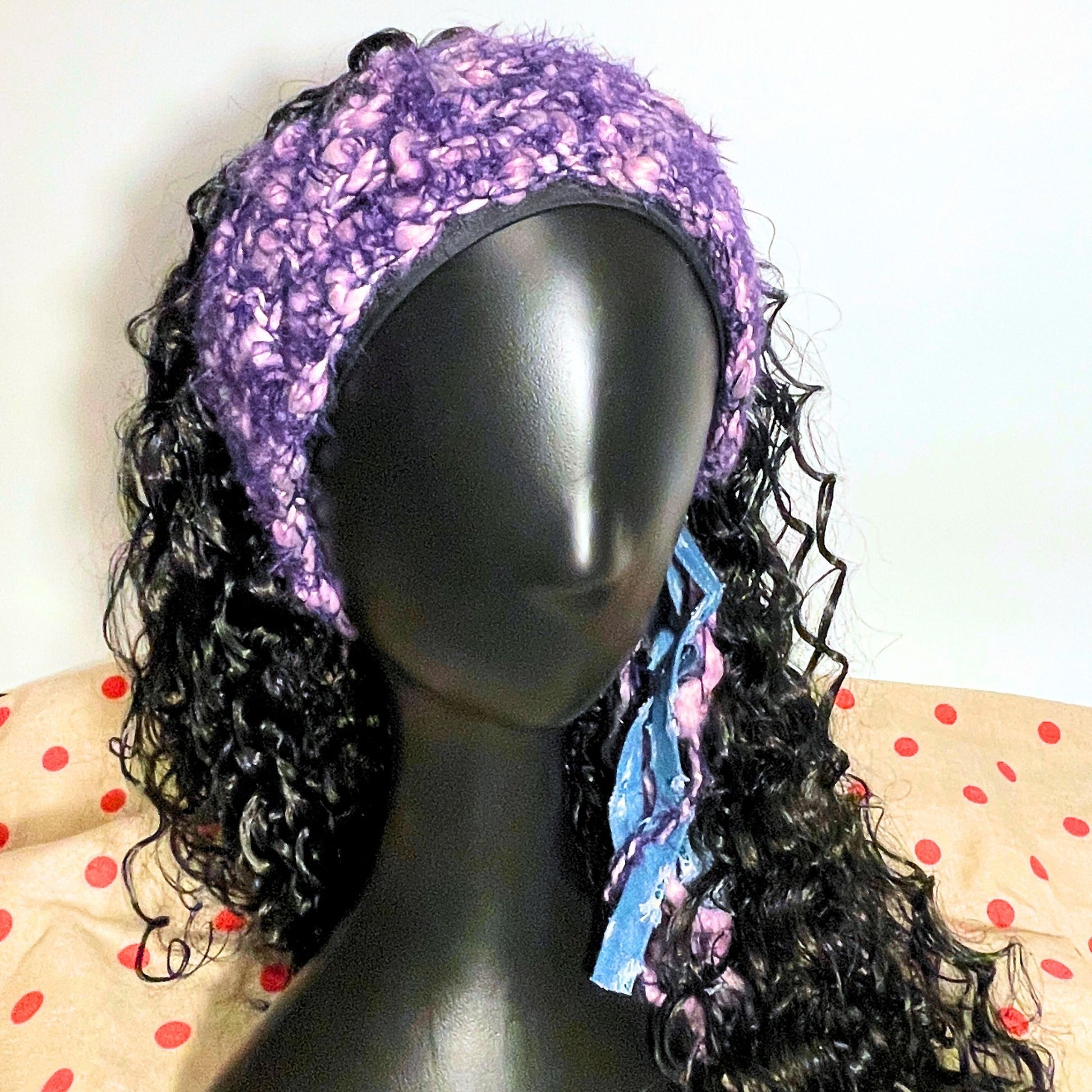 SteamVoyage - fascia per capelli lunghi in lana viola lavorata all'uncinetto con punto rete e decorata con strisce in denim