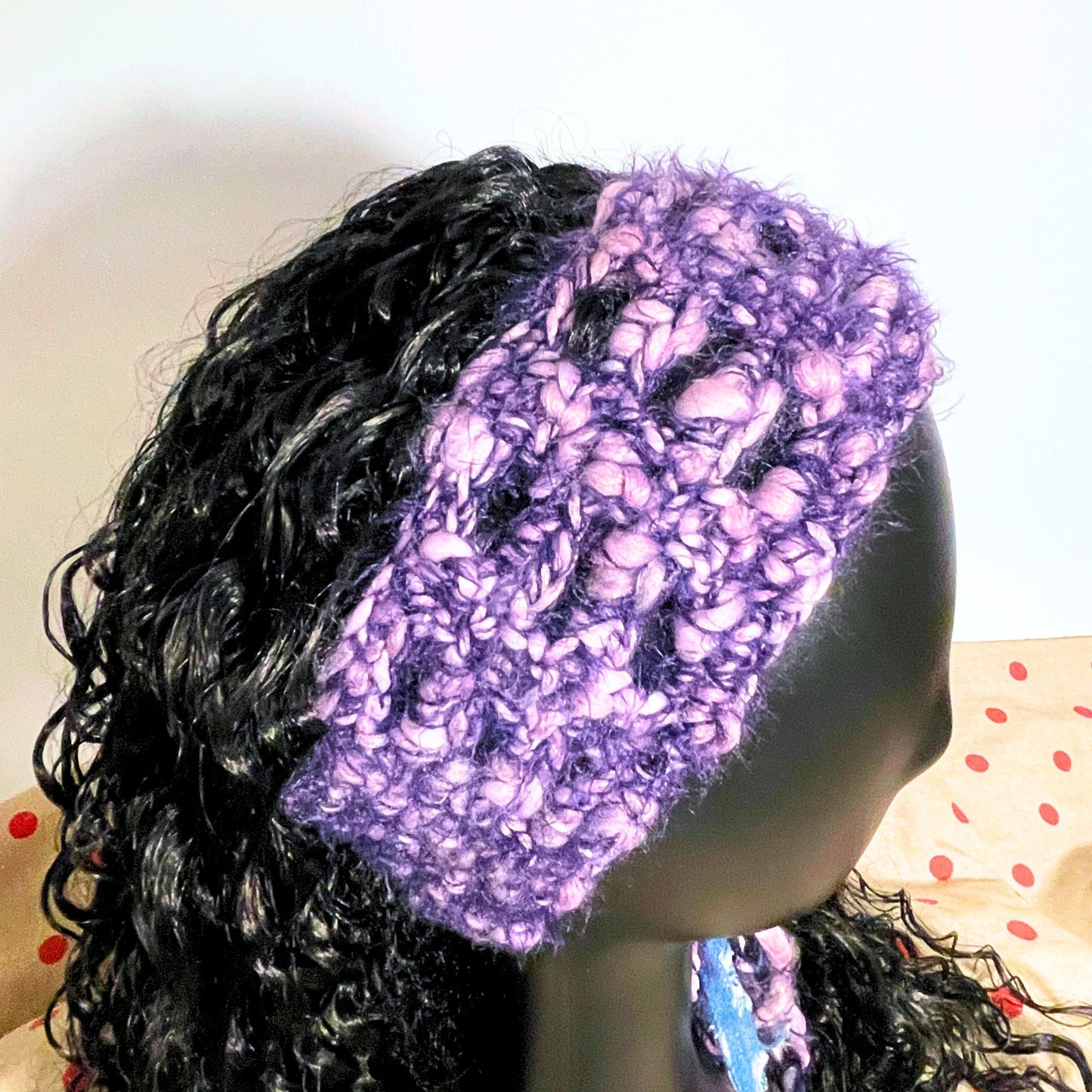 SteamVoyage - fascia per capelli lunghi in lana viola lavorata all'uncinetto con punto rete e decorata con strisce in denim