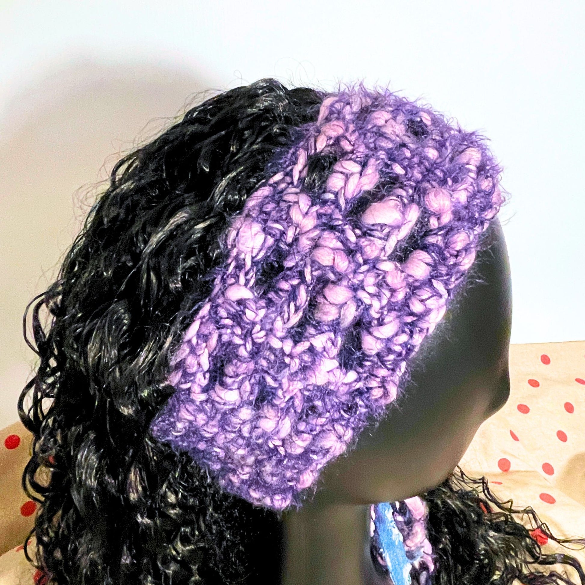 SteamVoyage - fascia per capelli lunghi in lana viola lavorata all'uncinetto con punto rete e decorata con strisce in denim