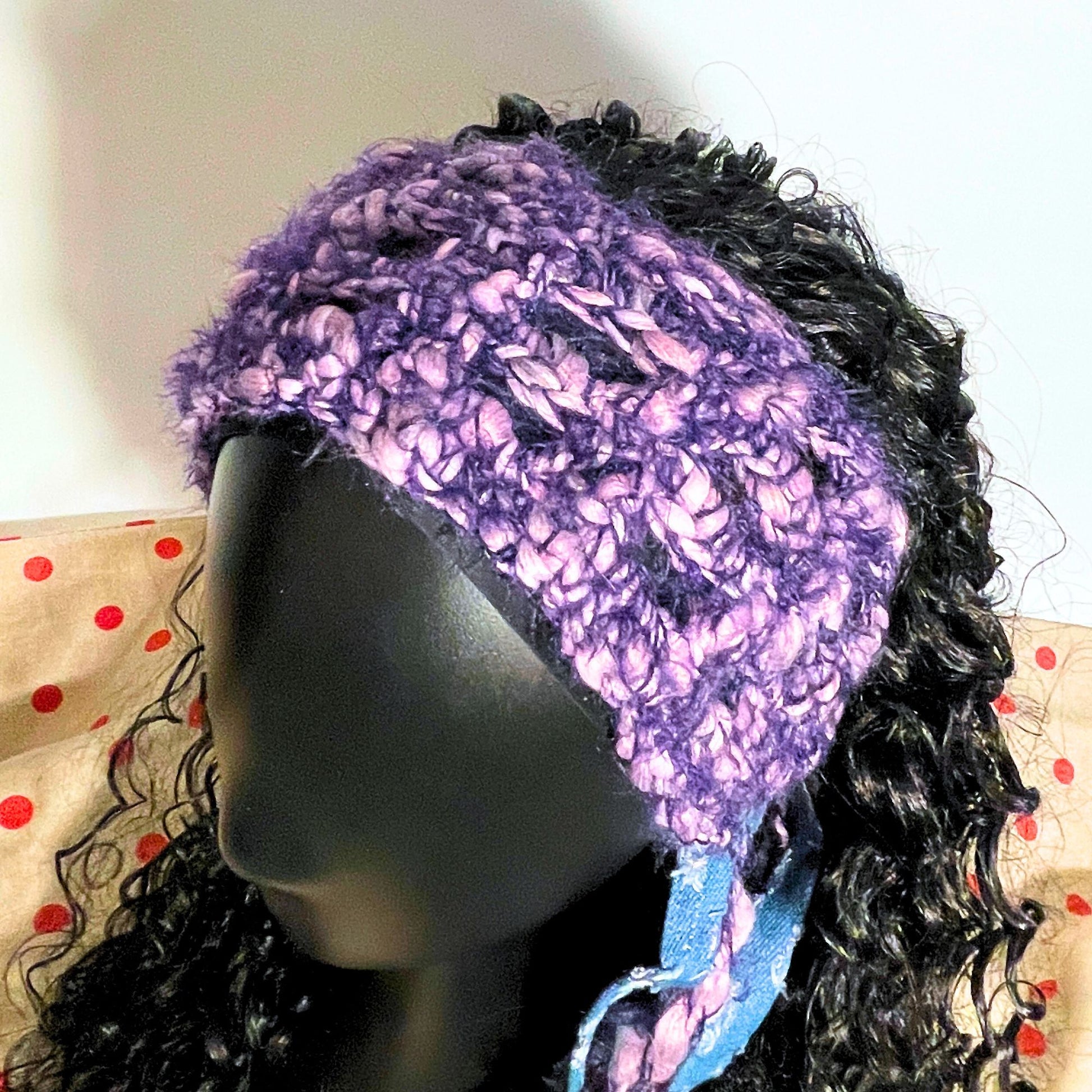 SteamVoyage - fascia per capelli lunghi in lana viola lavorata all'uncinetto con punto rete e decorata con strisce in denim