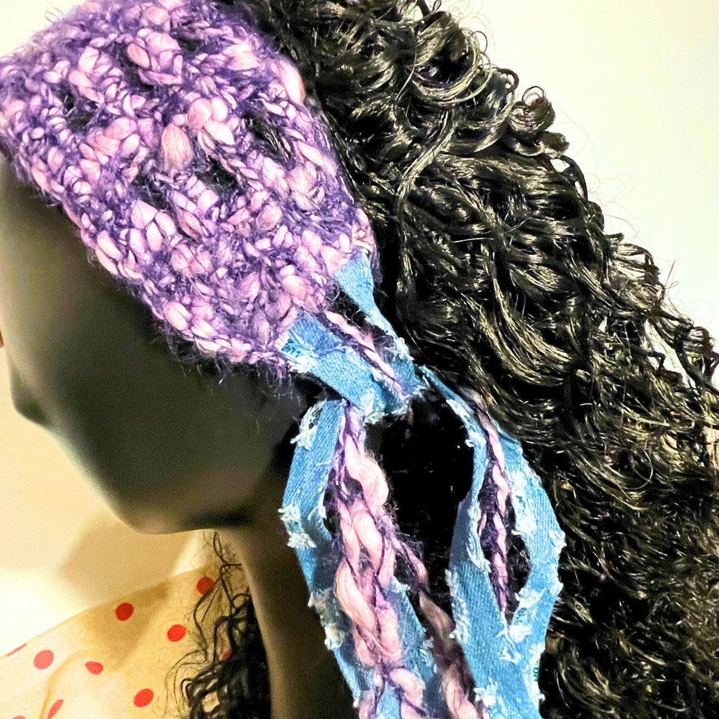 SteamVoyage - fascia per capelli lunghi in lana viola lavorata all'uncinetto con punto rete e decorata con strisce in denim