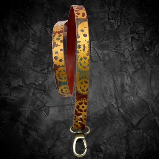 steamvoyage-guinzaglio per cane di piccola taglia in cuoio dipinto con fantasia steampunk di ingranaggi oro azzurro e marrone con gancio ottonato