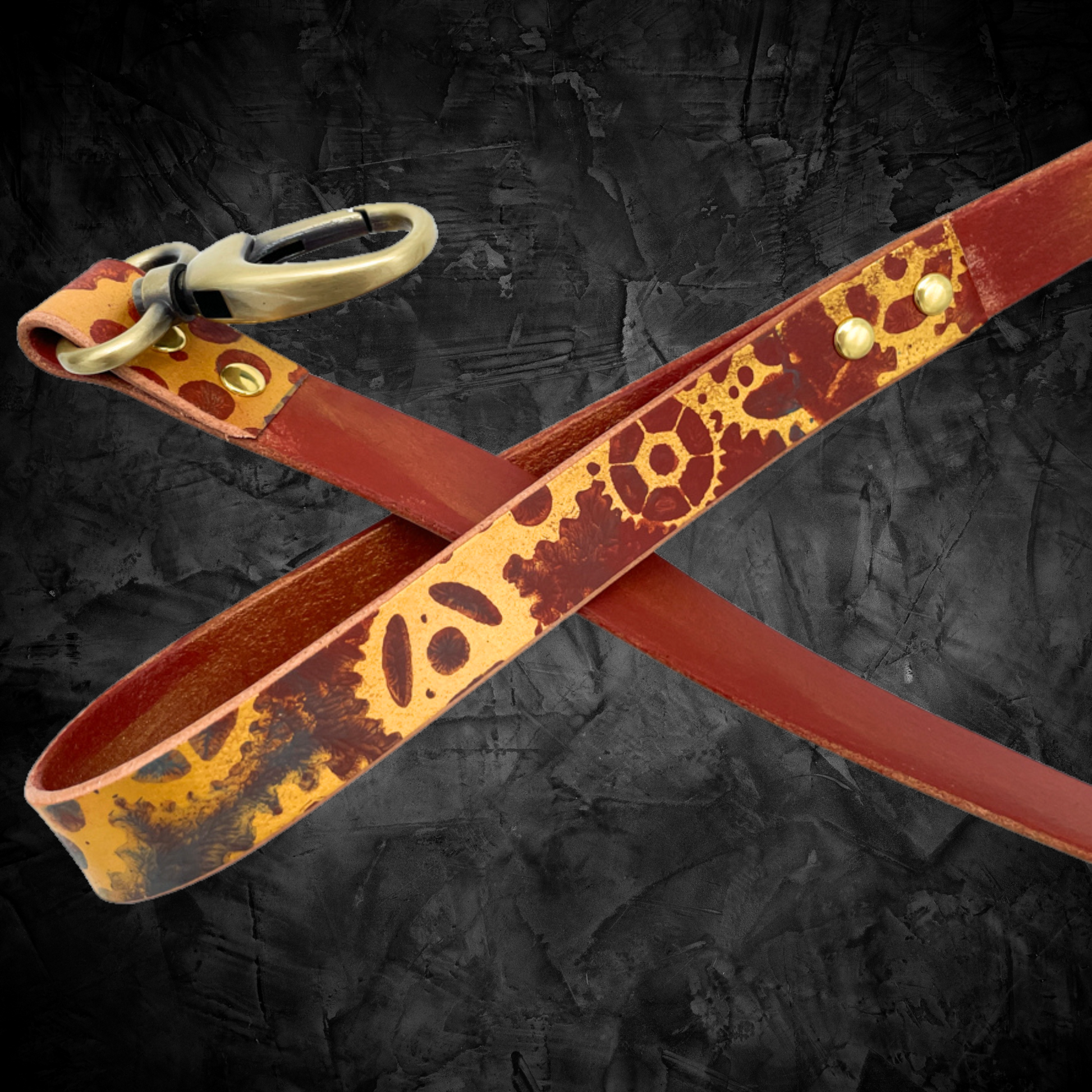 steamvoyage-guinzaglio per cane di piccola taglia in cuoio dipinto con fantasia steampunk di ingranaggi oro azzurro e marrone con gancio ottonato