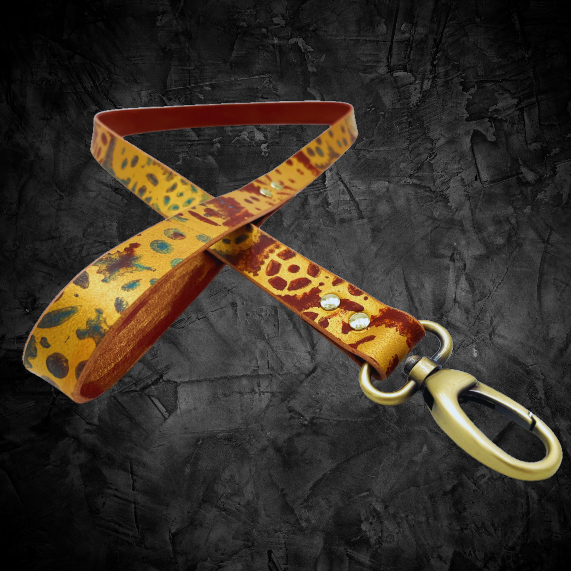 steamvoyage-guinzaglio per cane di piccola taglia in cuoio dipinto con fantasia steampunk di ingranaggi oro azzurro e marrone con gancio ottonato