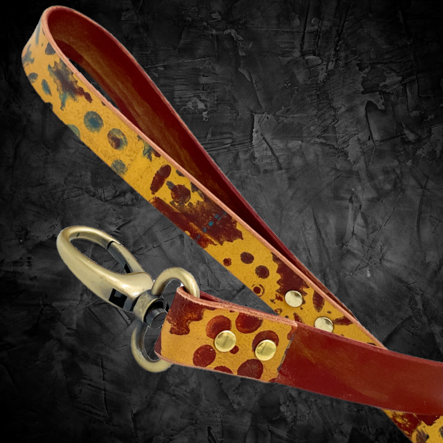steamvoyage-guinzaglio per cane di piccola taglia in cuoio dipinto con fantasia steampunk di ingranaggi oro azzurro e marrone con gancio ottonato
