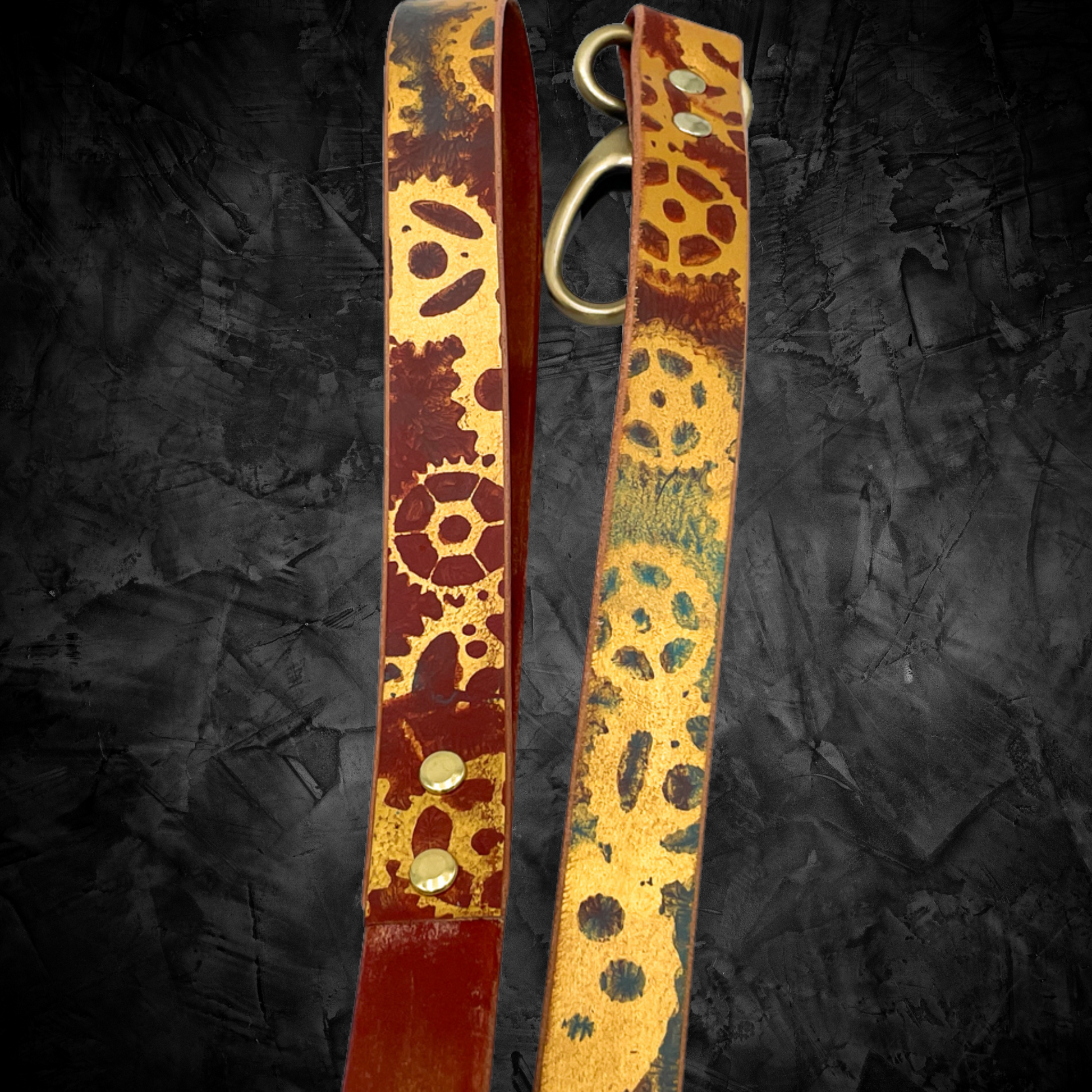 steamvoyage-guinzaglio per cane di piccola taglia in cuoio dipinto con fantasia steampunk di ingranaggi oro azzurro e marrone con gancio ottonato