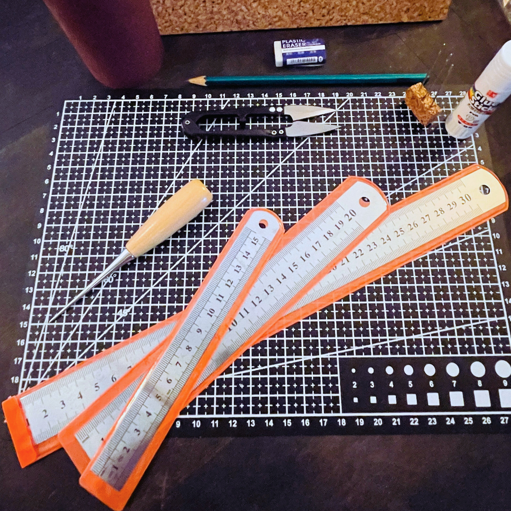 Un esempio dei kit che mettiamo a disposizione dei nostri corsisti qualora siano sprovvisti degli strumenti di base per la lavorazione di pelle e cuoio
