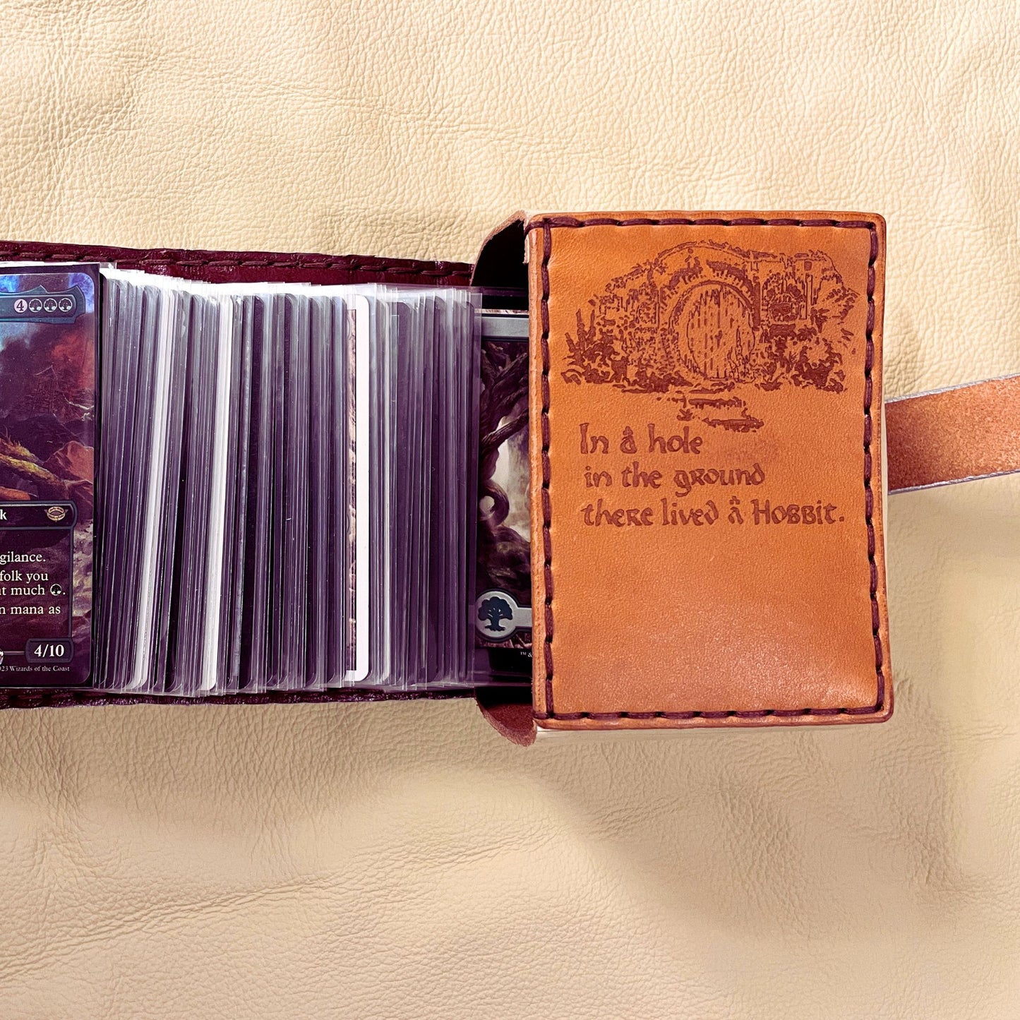 SteamVoyage-portamazzo Magic luminescente Porte di Durin-porta mazzo aperto con carte del mazzo Commander di Magic: The Gathering e incisione interna di Casa Baggins
