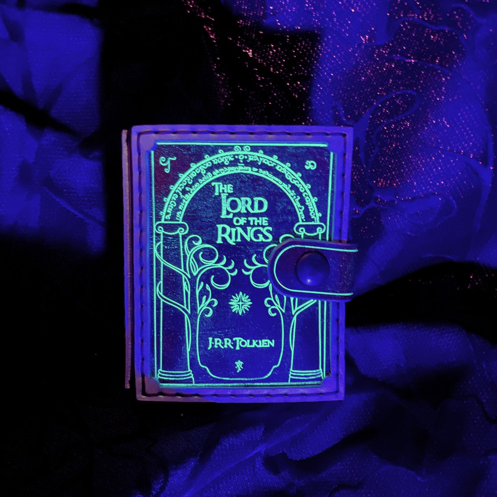 SteamVoyage-portamazzo Magic luminescente Porte di Durin-lato frontale illuminato dopo l'esposizione alla luce UV