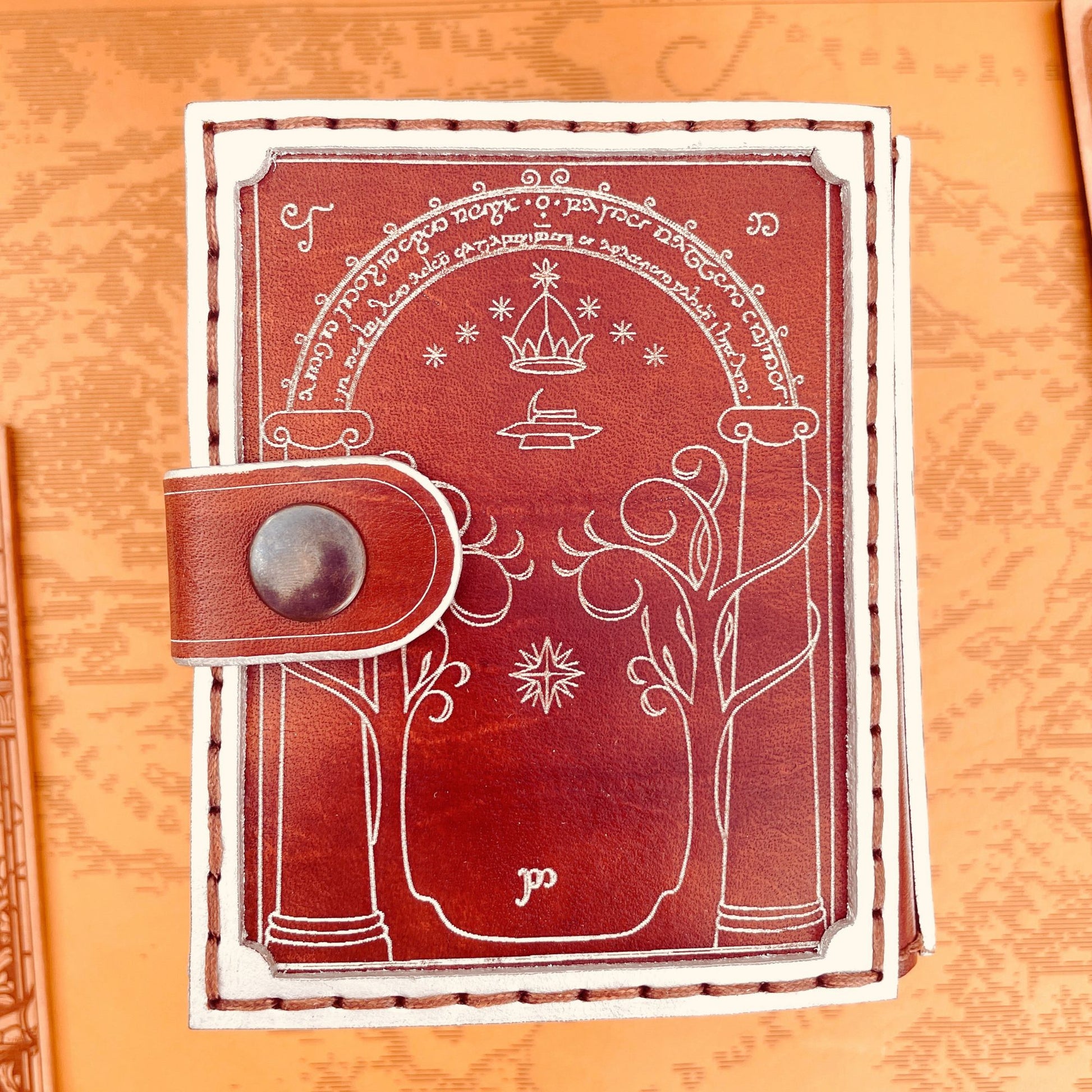 SteamVoyage-portamazzo Magic luminescente Porte di Durin-retro del portamazzo con incisione delle Porte di Durin in argento su cuoio rosso