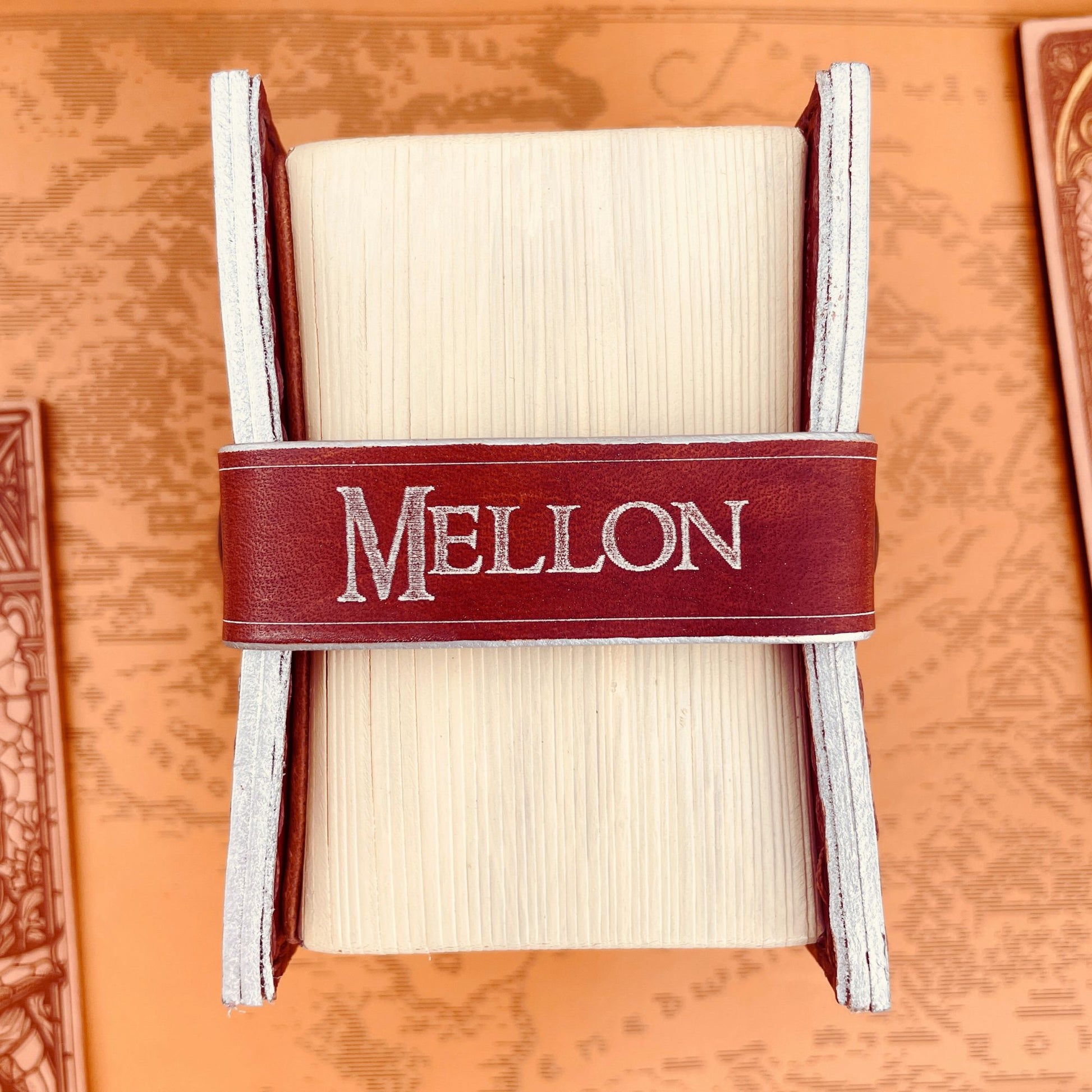 SteamVoyage-portamazzo Magic luminescente Porte di Durin-fascia di chiusura a due bottoni con scritta "Mellon" in argento su cuoio rosso